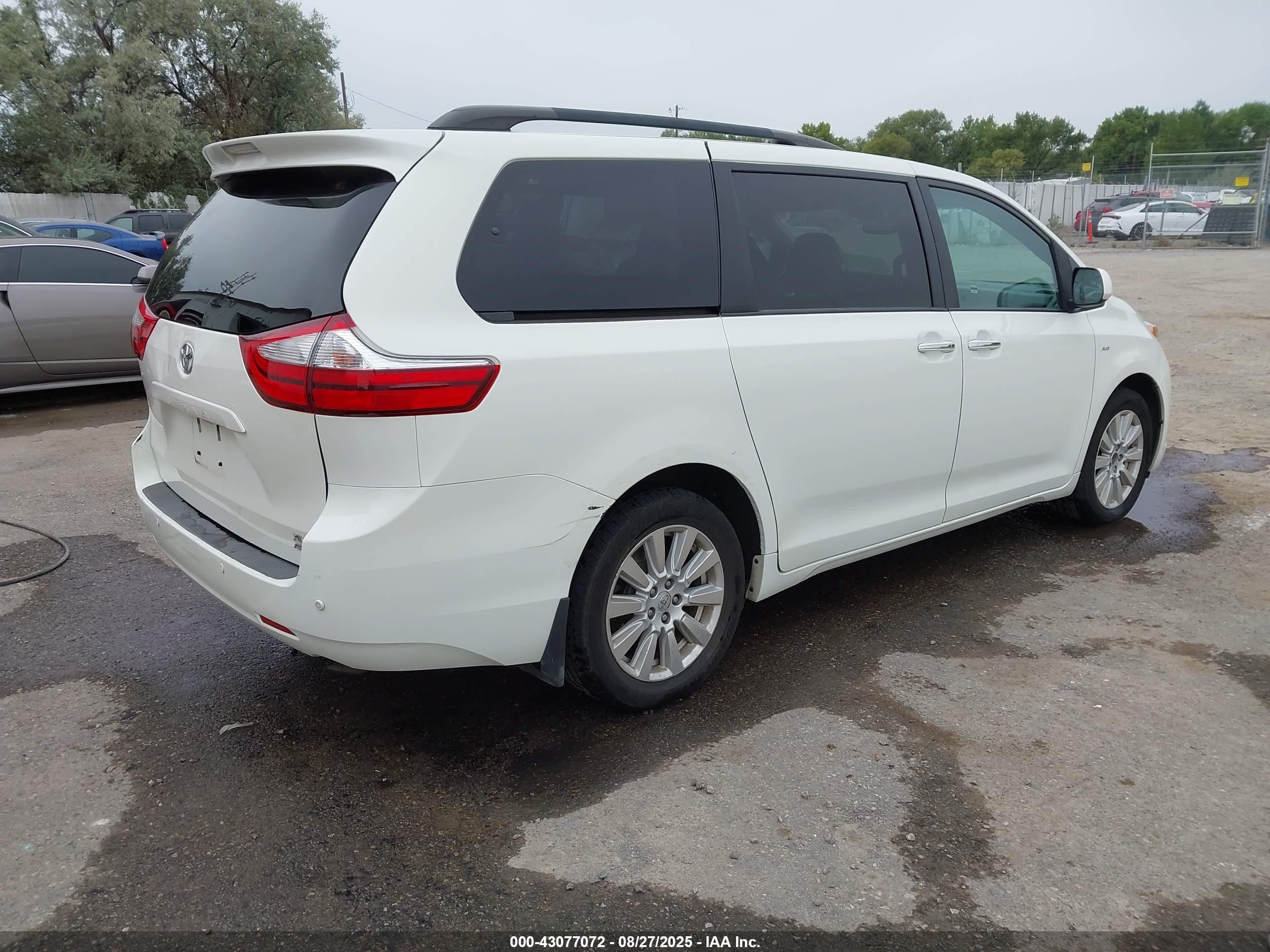 TOYOTA SIENNA image 4