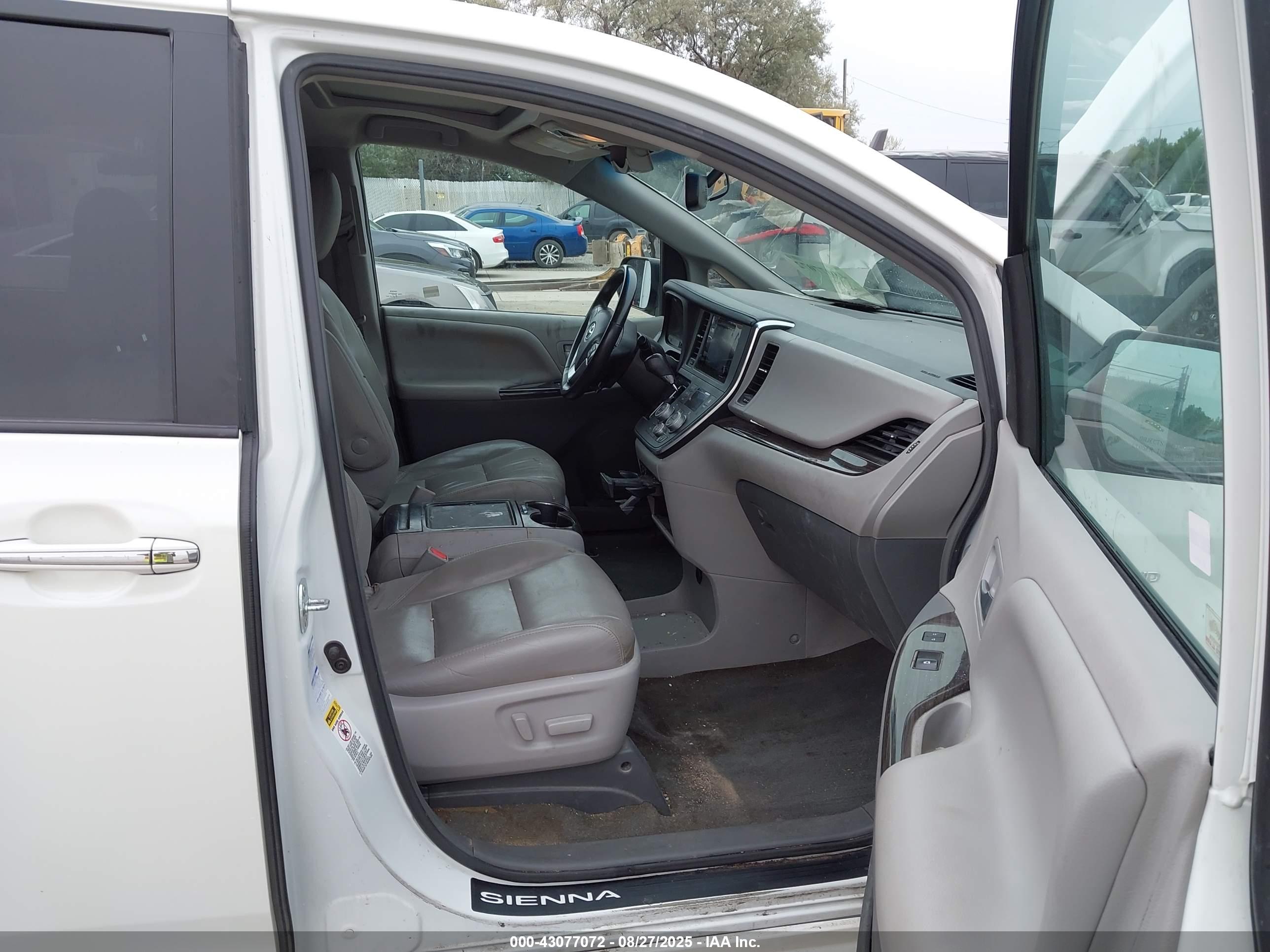 TOYOTA SIENNA image 5