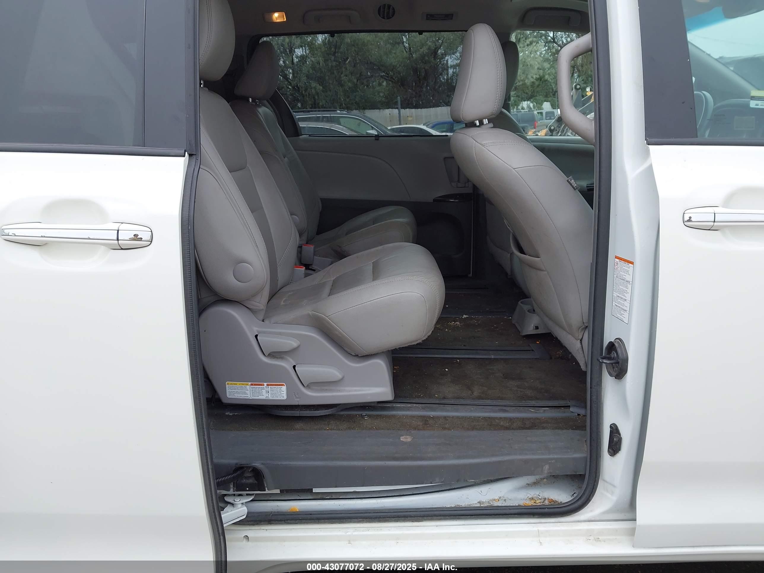 TOYOTA SIENNA image 8