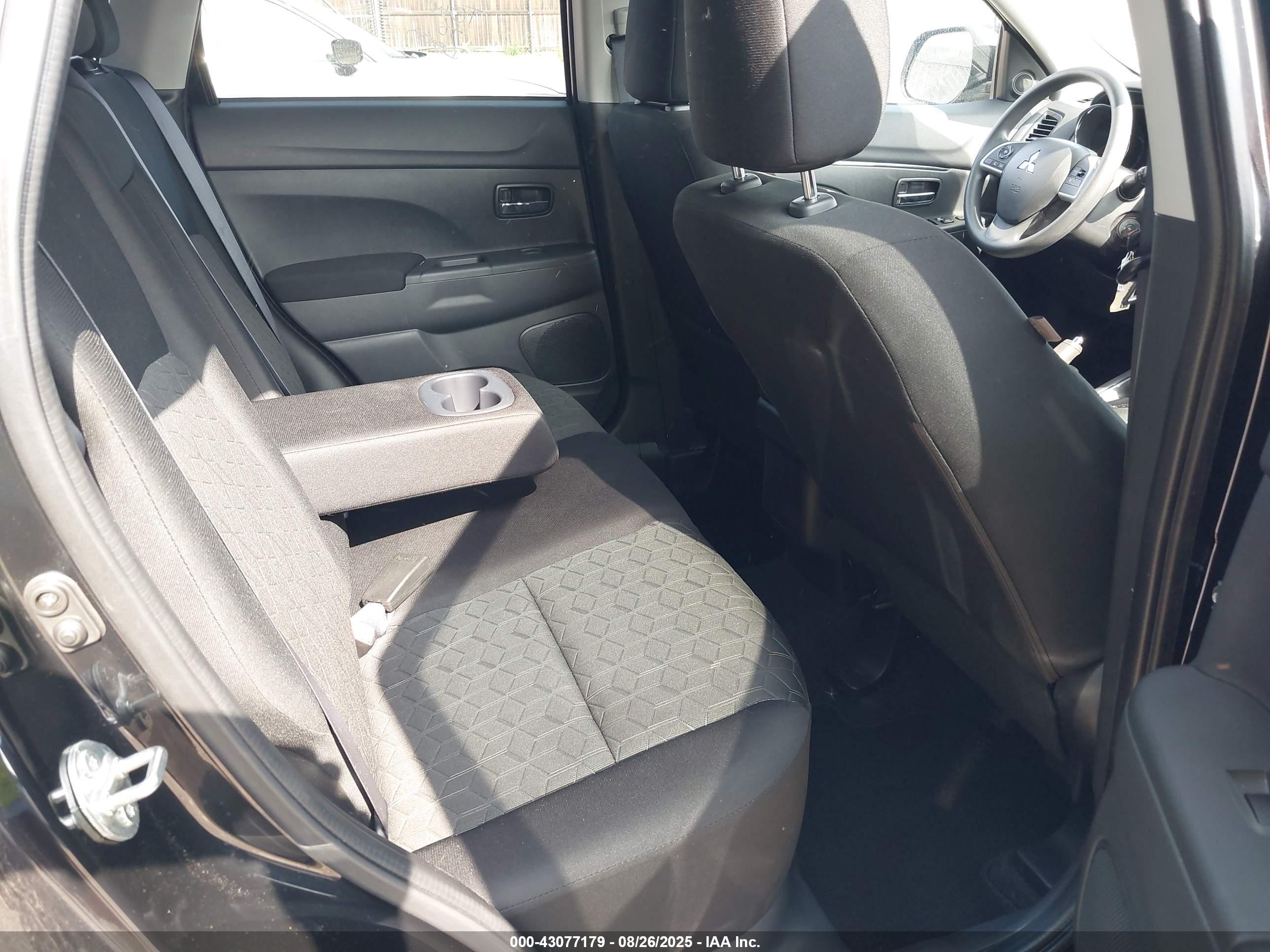 MITSUBISHI OUTLANDER image 8
