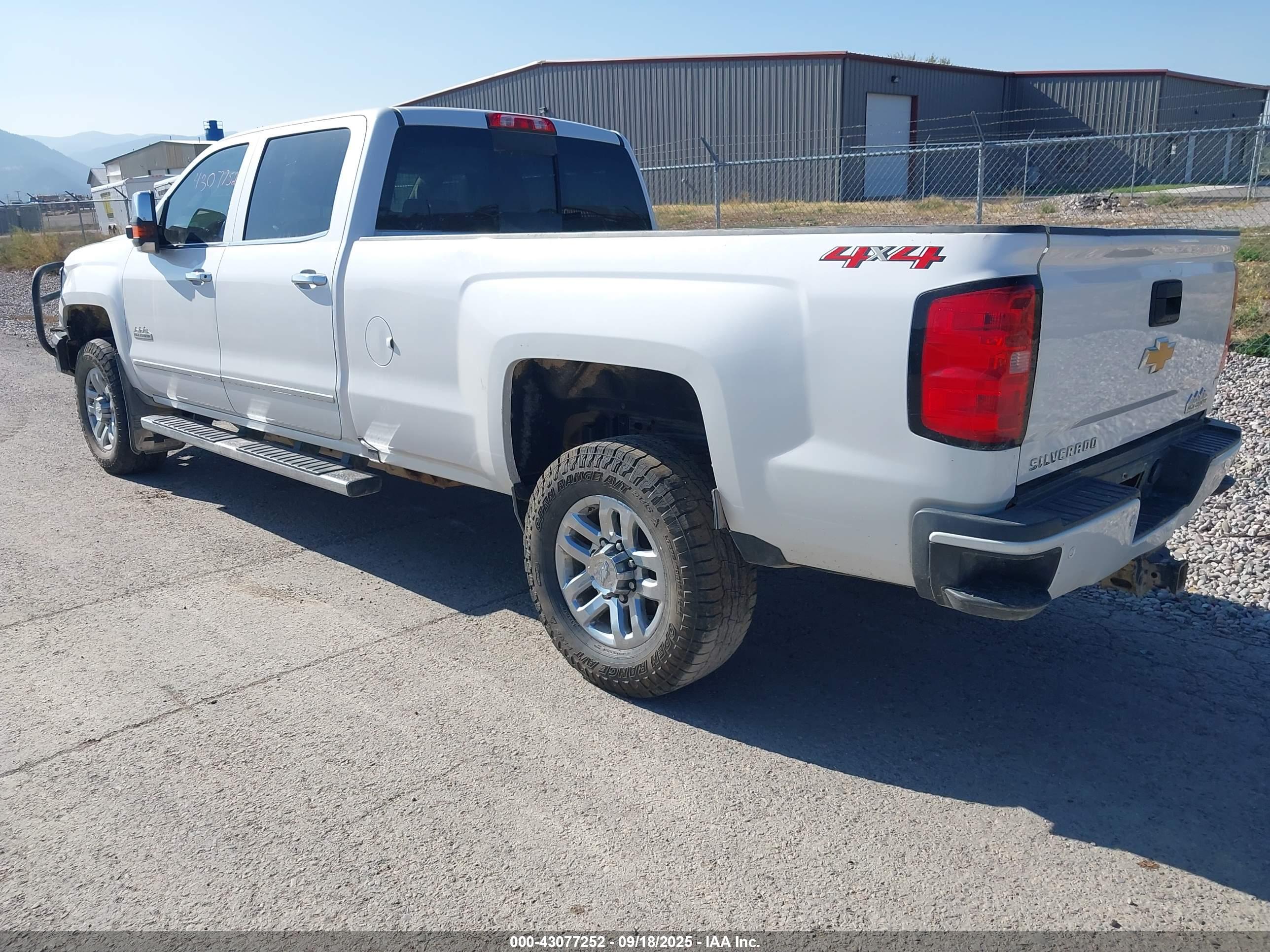 CHEVROLET SILVERADO image 3