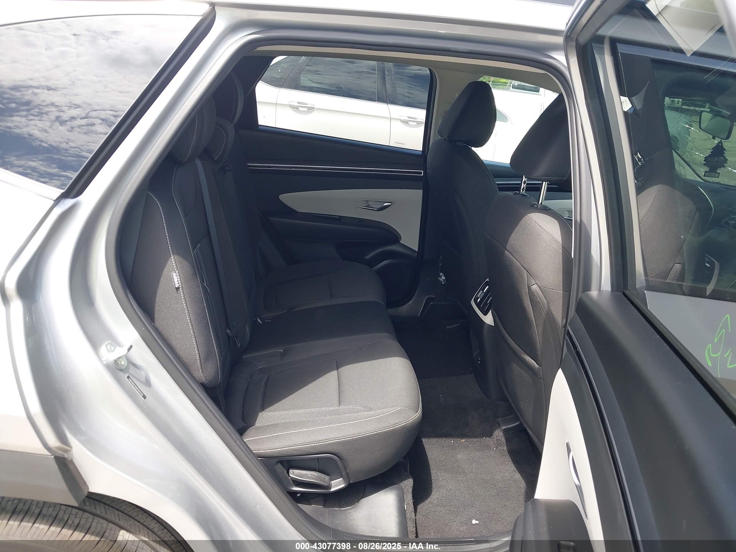 HYUNDAI TUCSON image 8