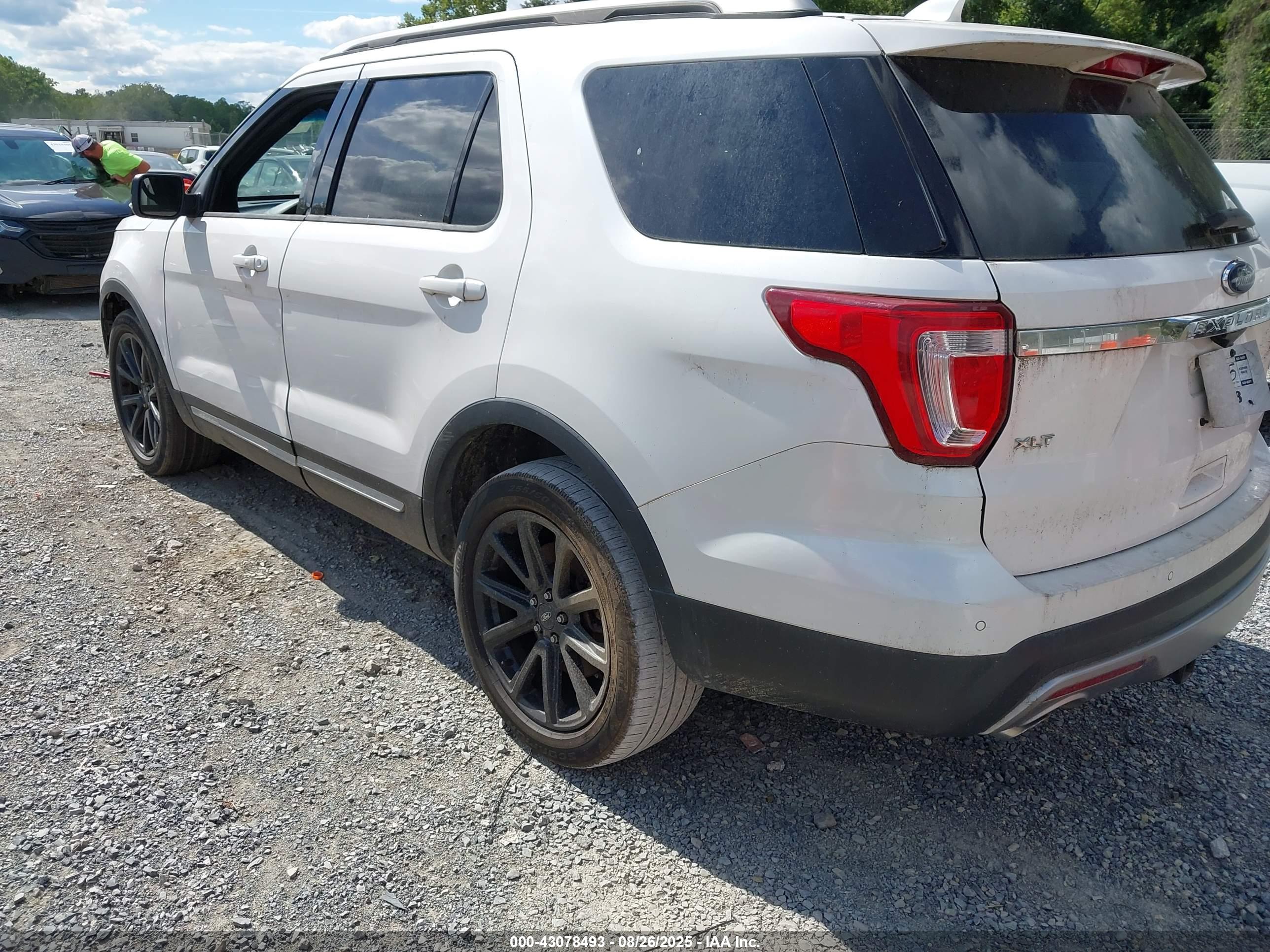 FORD EXPLORER image 3