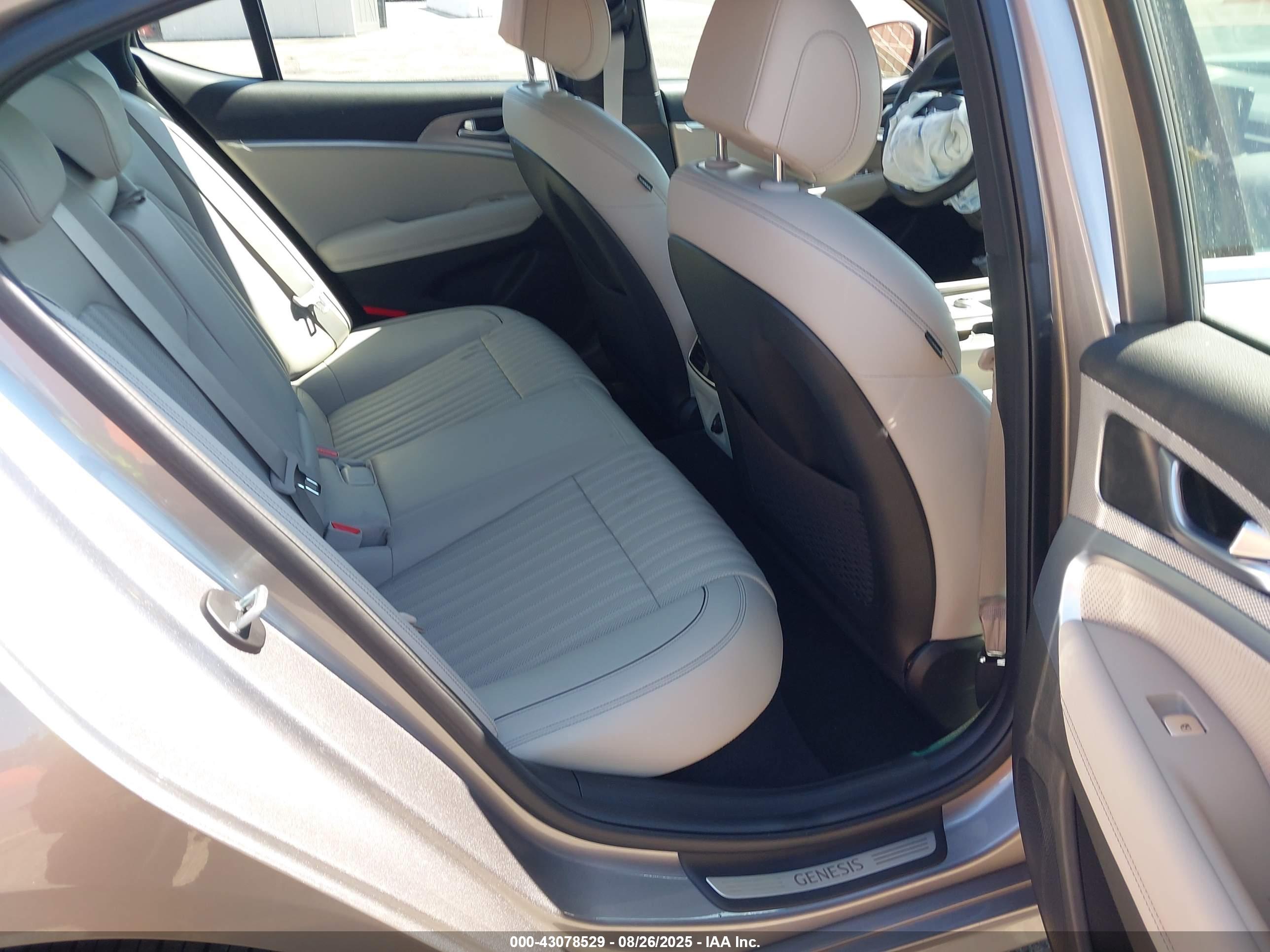 GENESIS G70 image 8