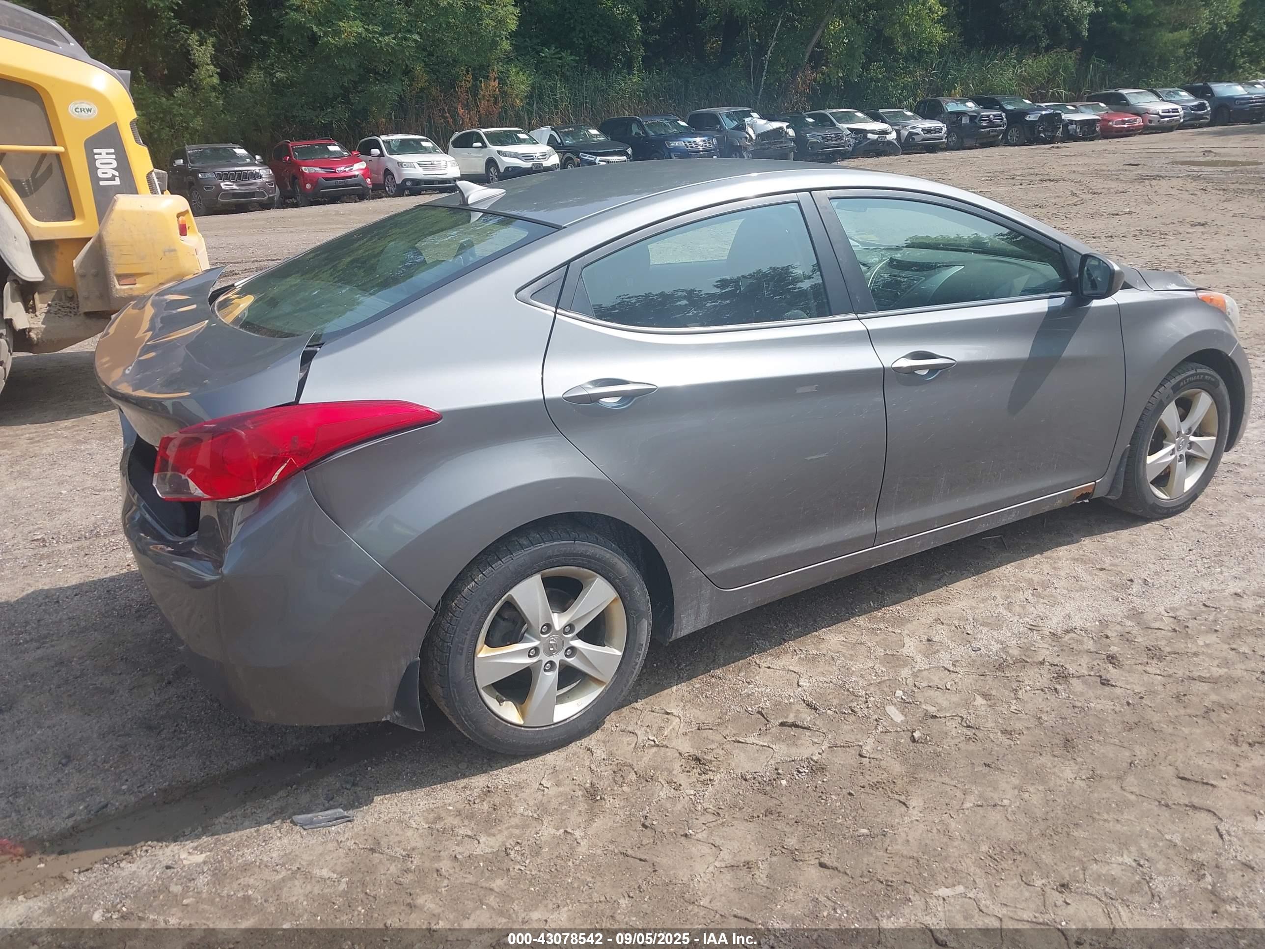HYUNDAI ELANTRA image 4