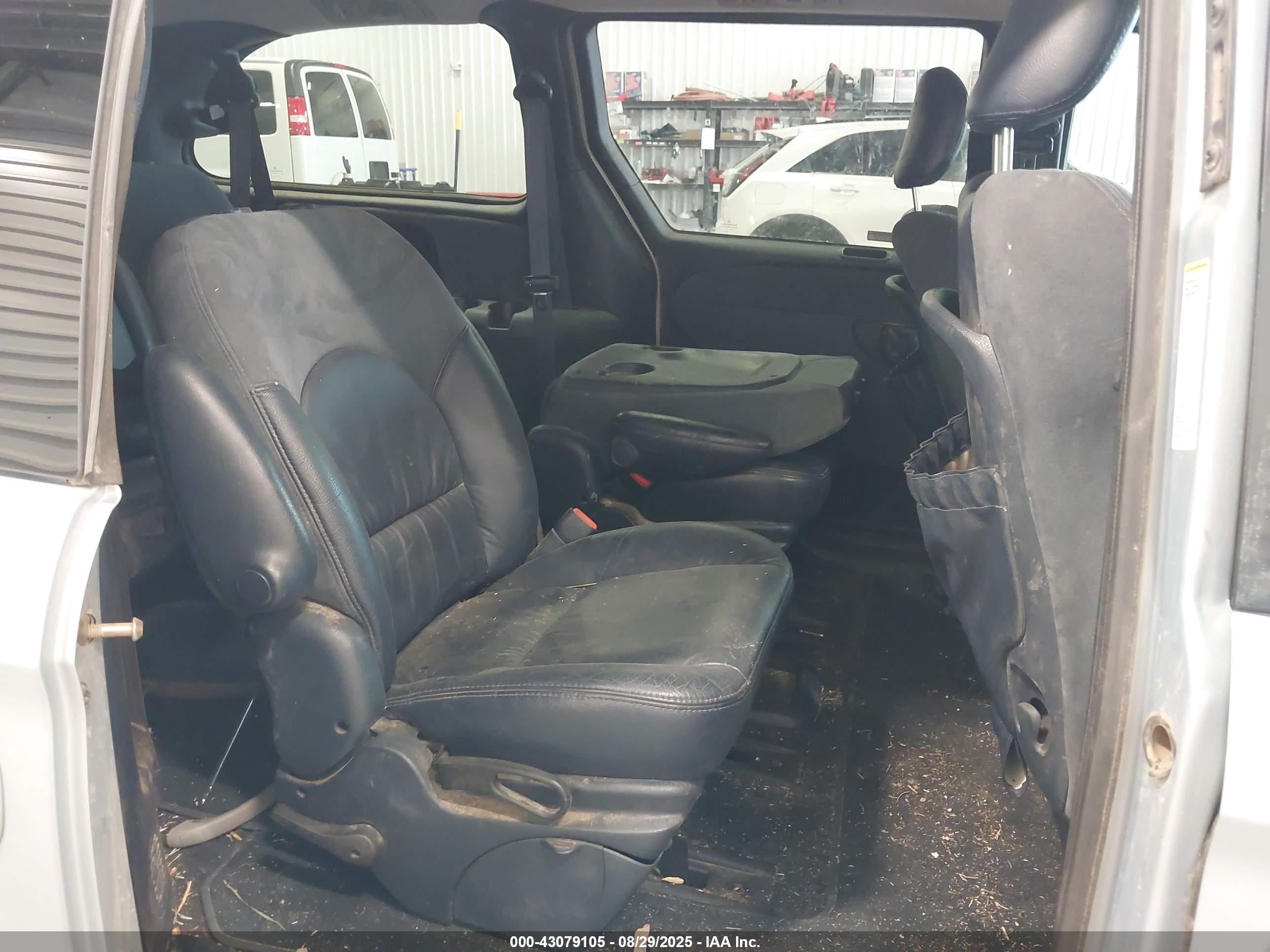CHRYSLER TOWN image 8