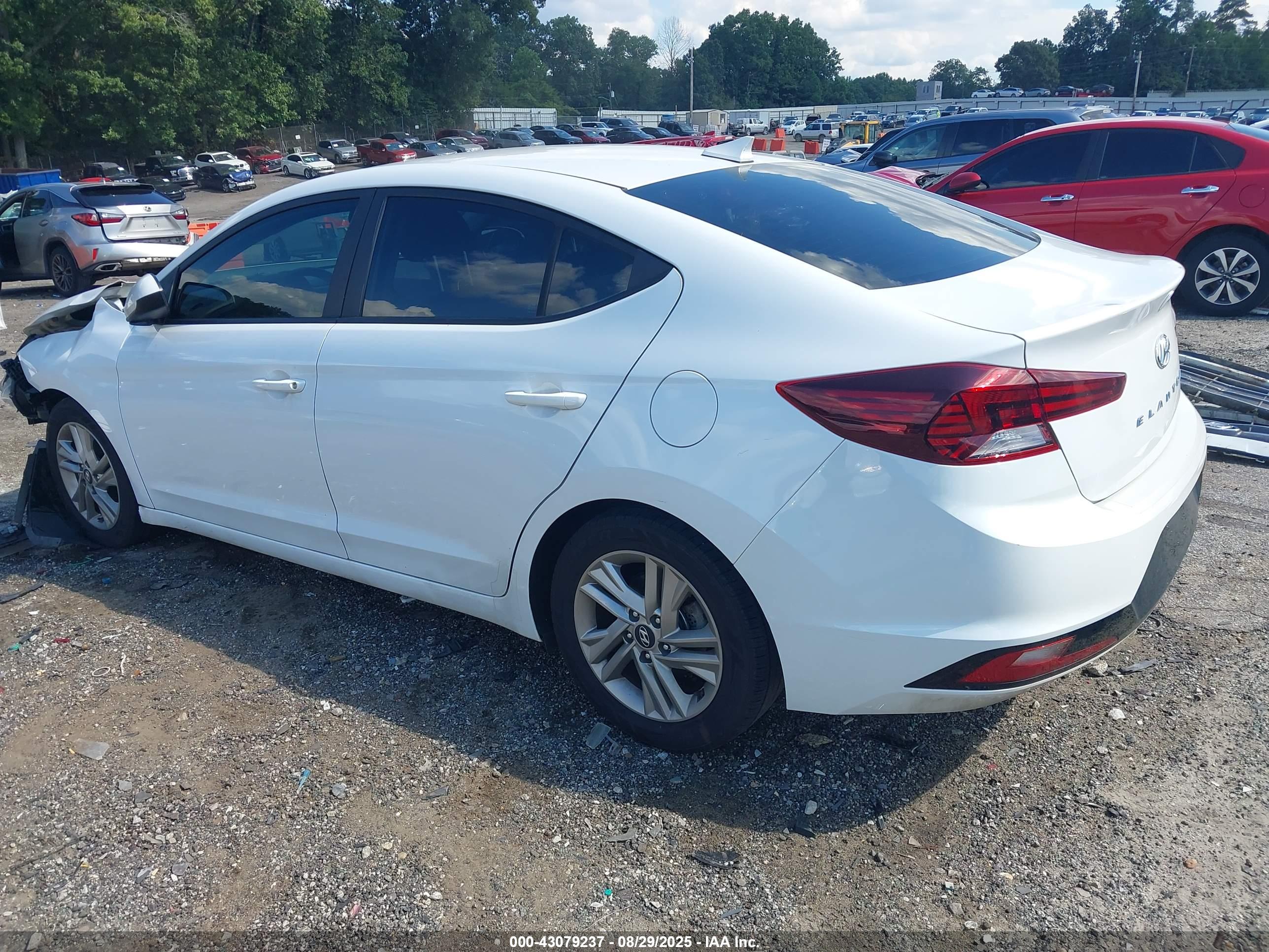 HYUNDAI ELANTRA image 3
