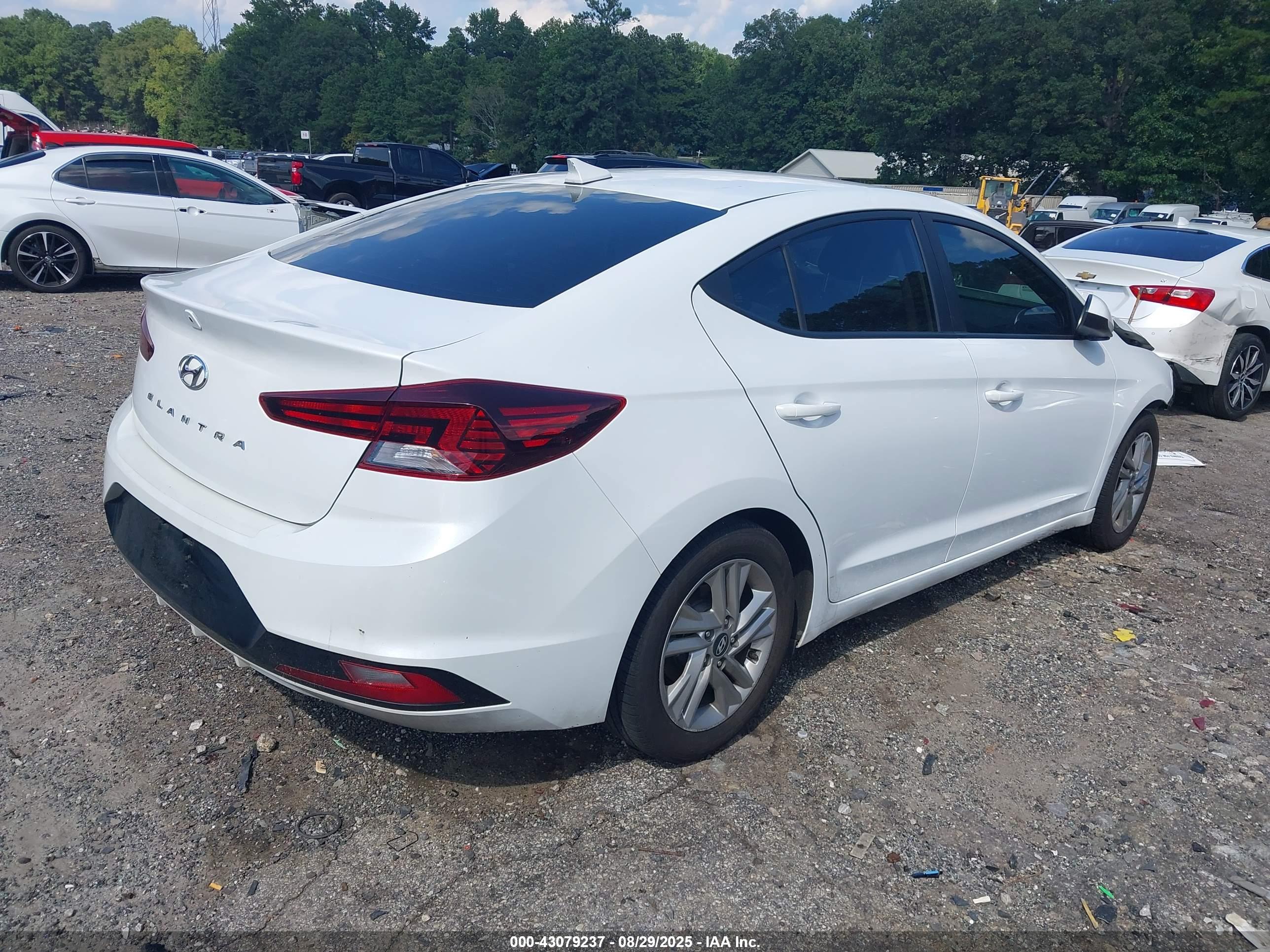 HYUNDAI ELANTRA image 4