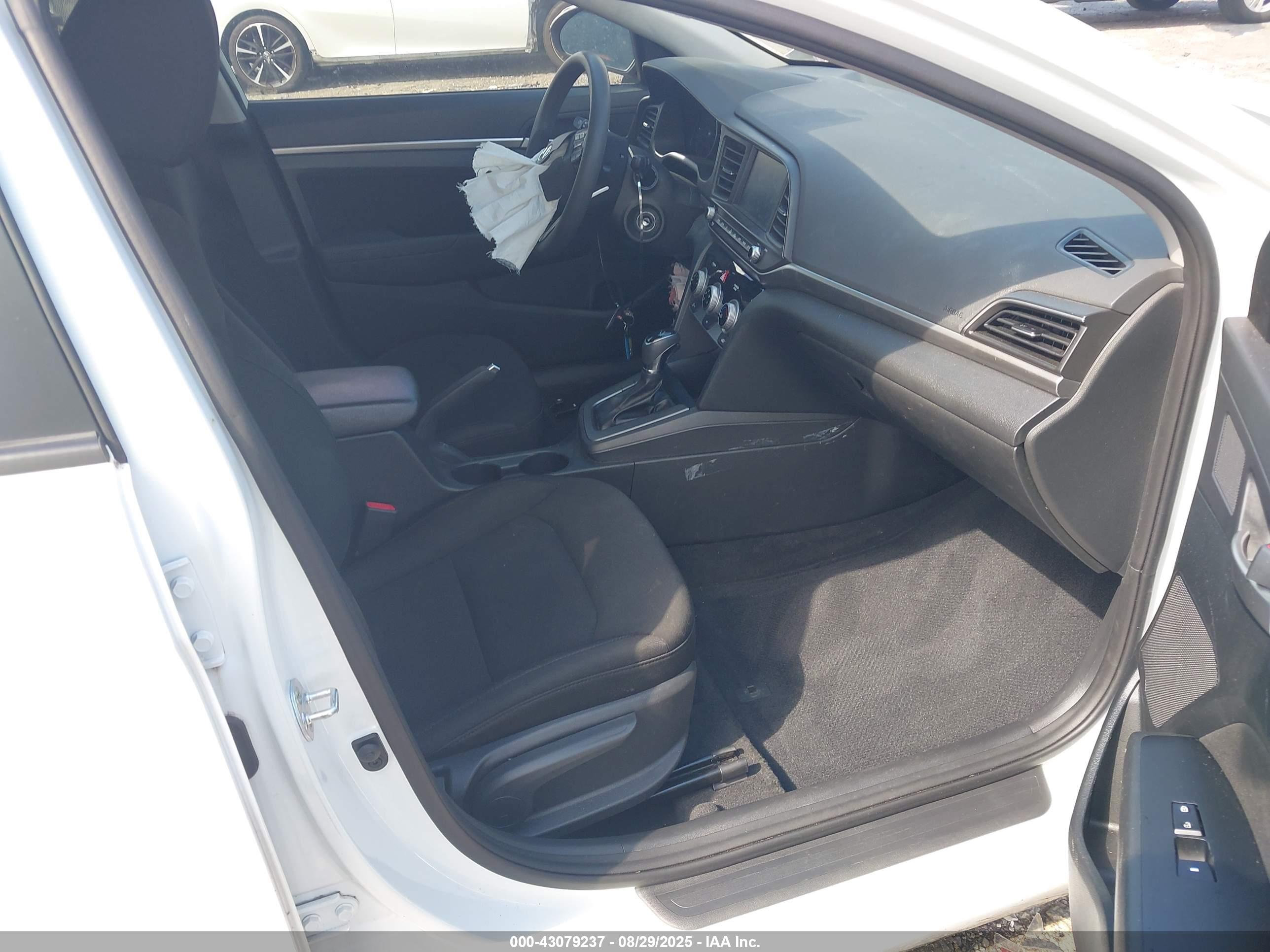 HYUNDAI ELANTRA image 5