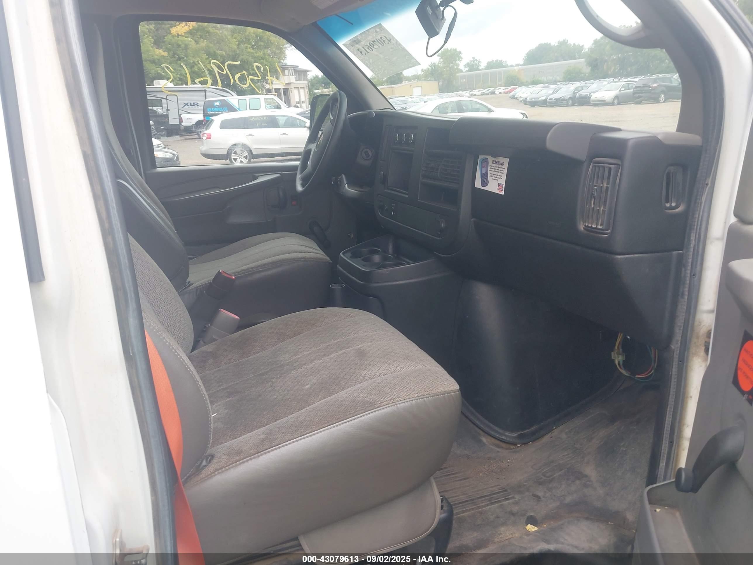 GMC SAVANA image 5