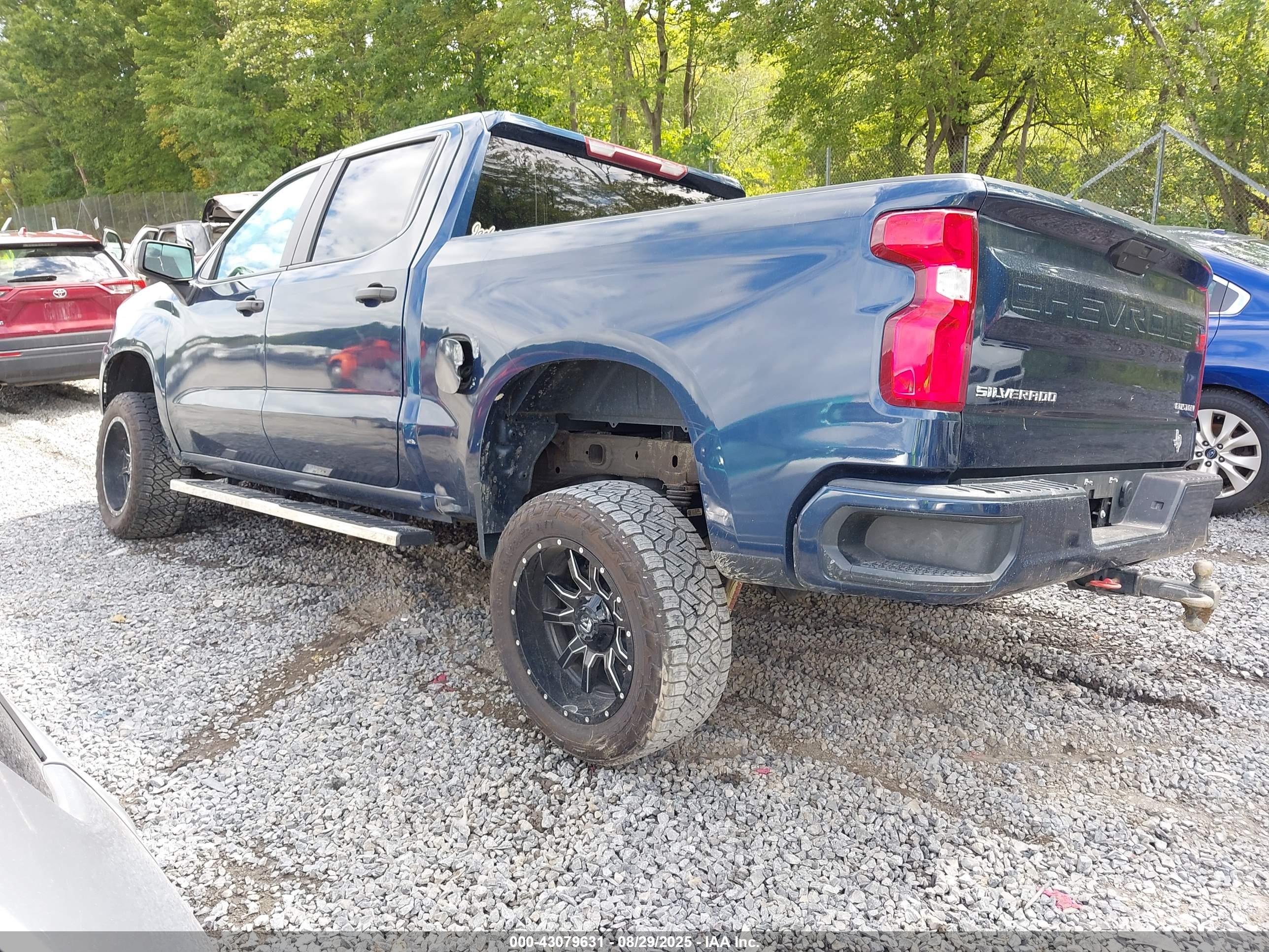 CHEVROLET SILVERADO image 3