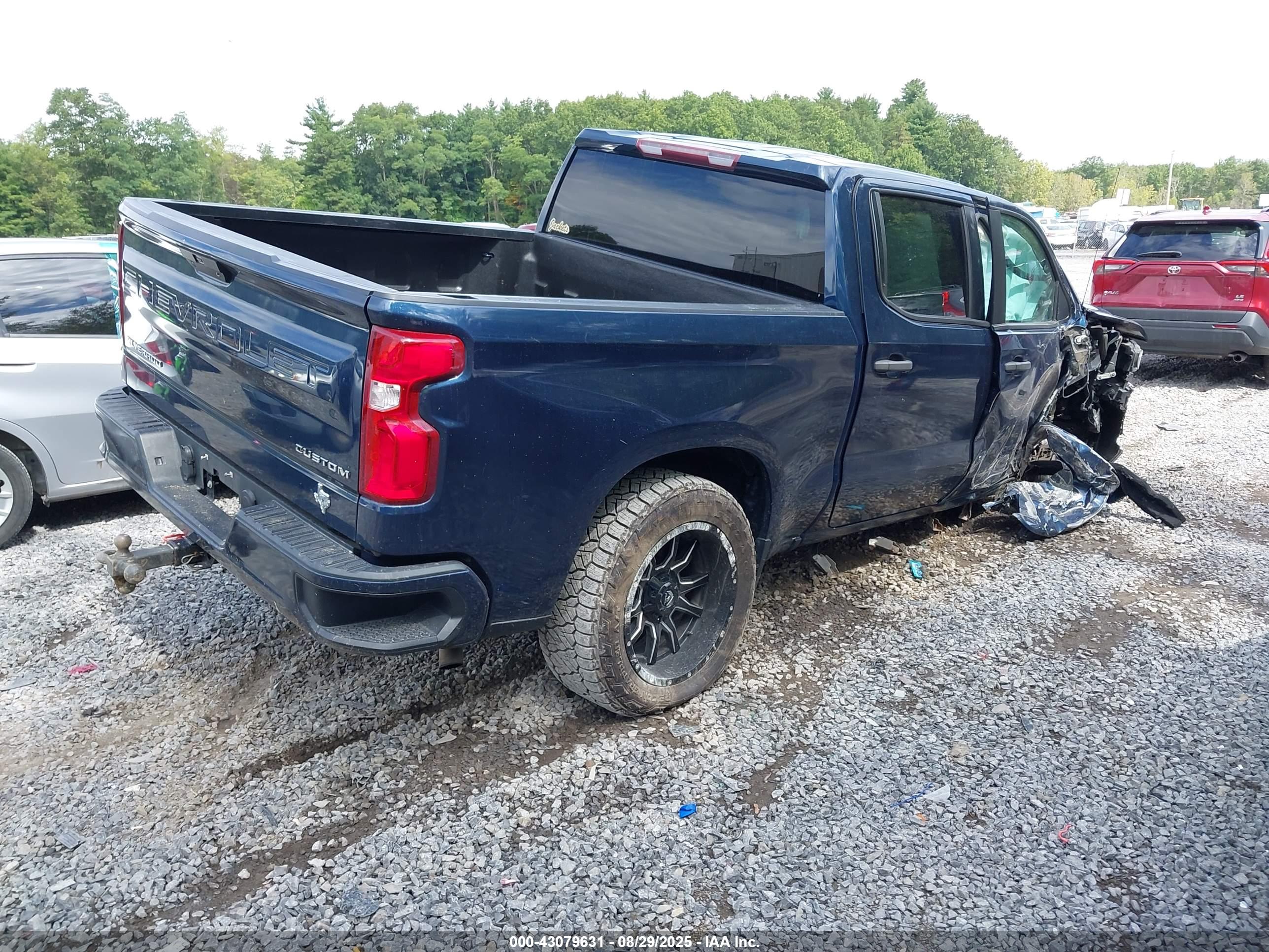 CHEVROLET SILVERADO image 4