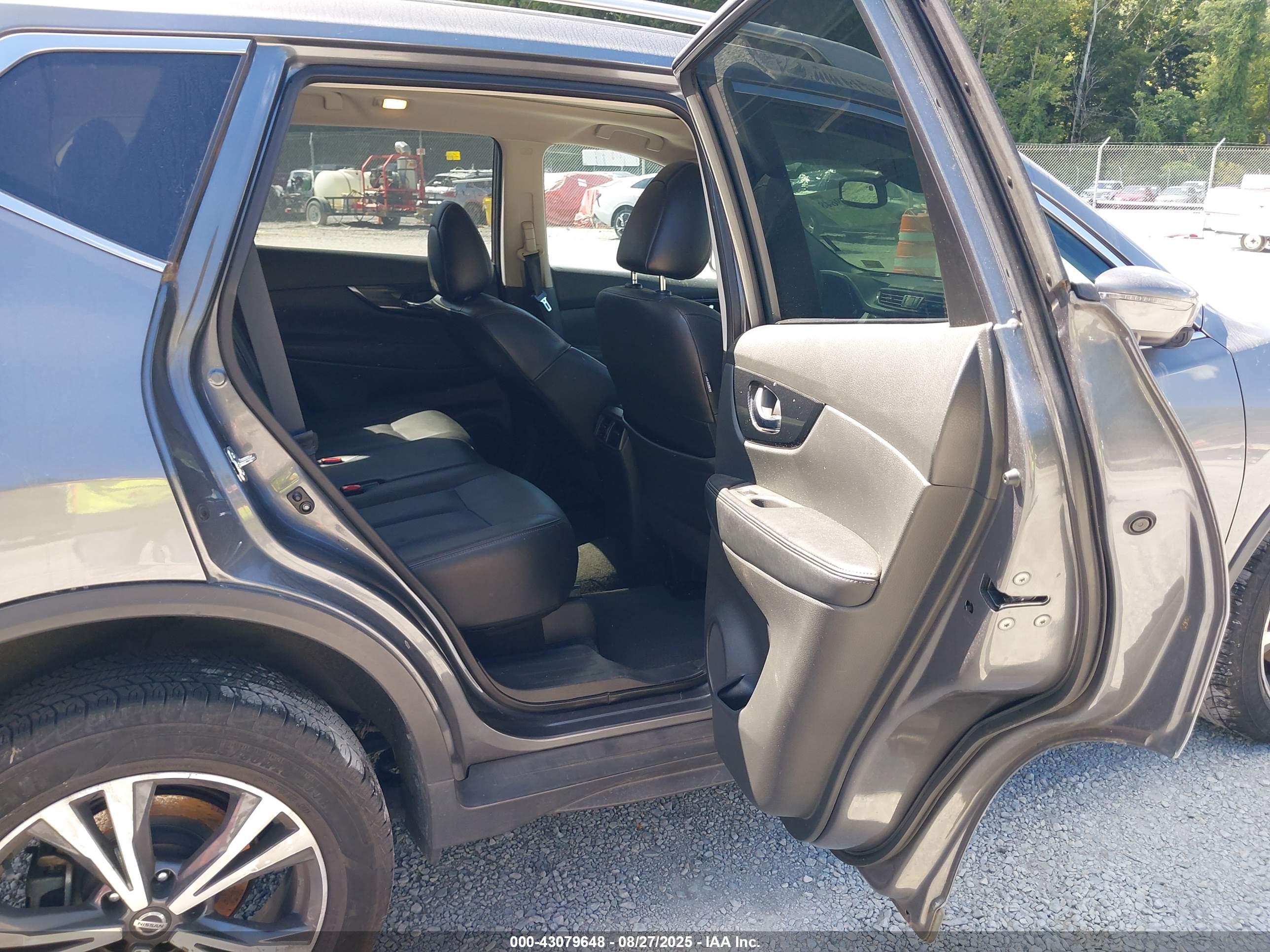 NISSAN ROGUE image 8