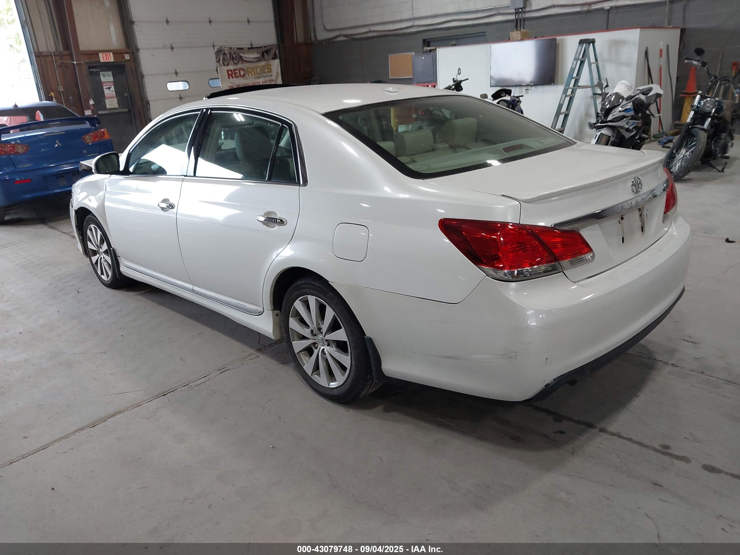 TOYOTA AVALON image 3