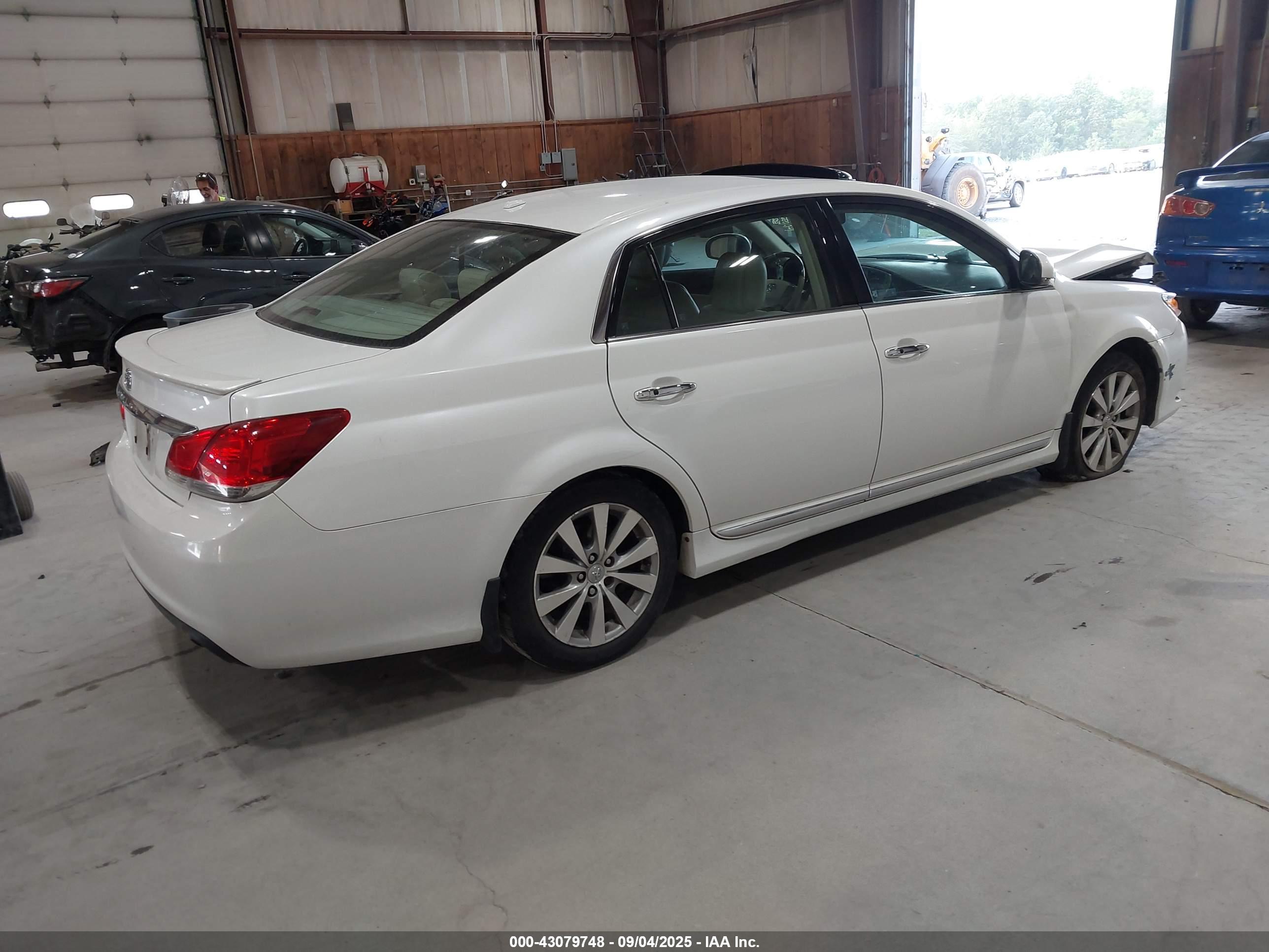 TOYOTA AVALON image 4