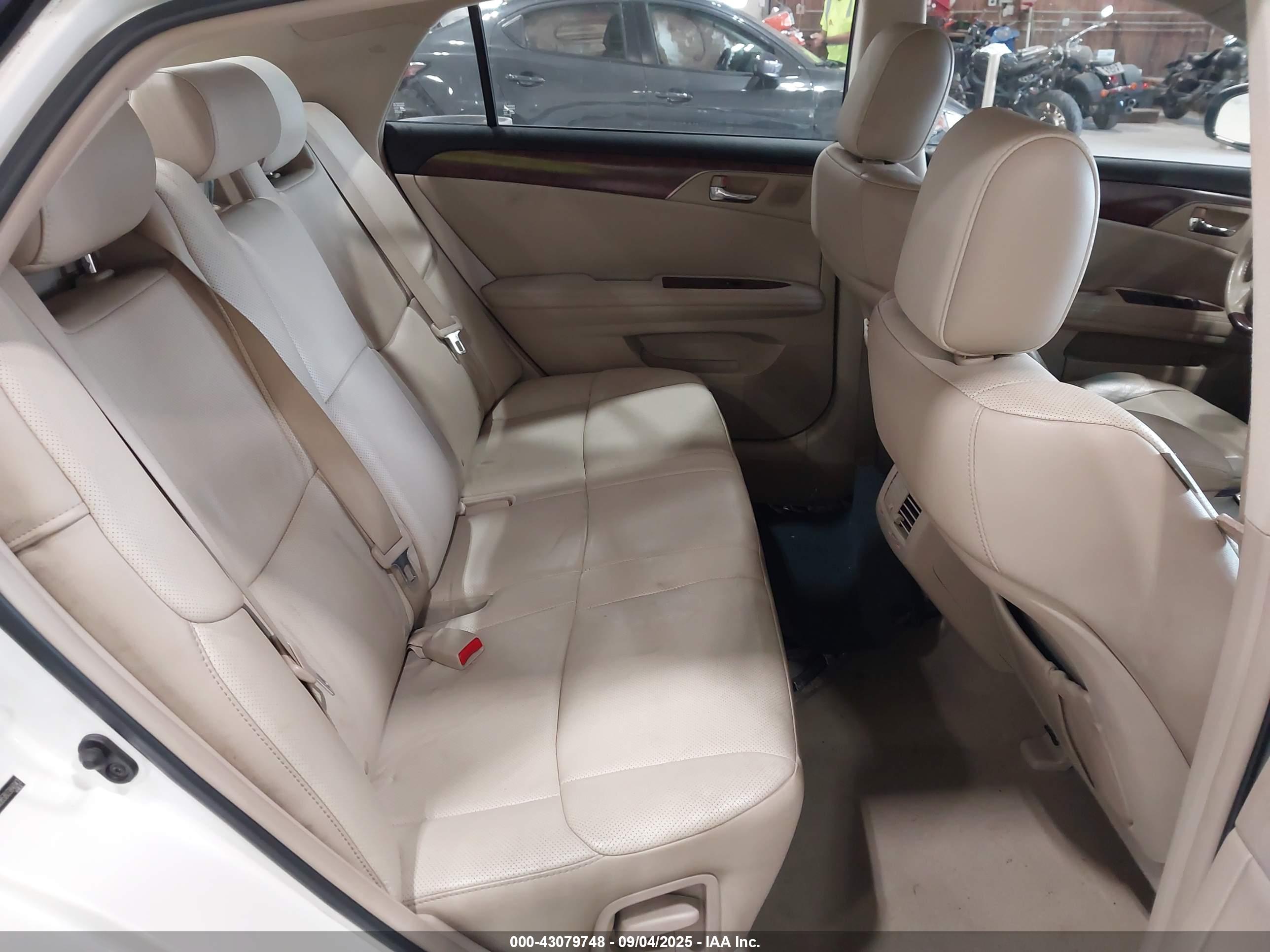 TOYOTA AVALON image 8
