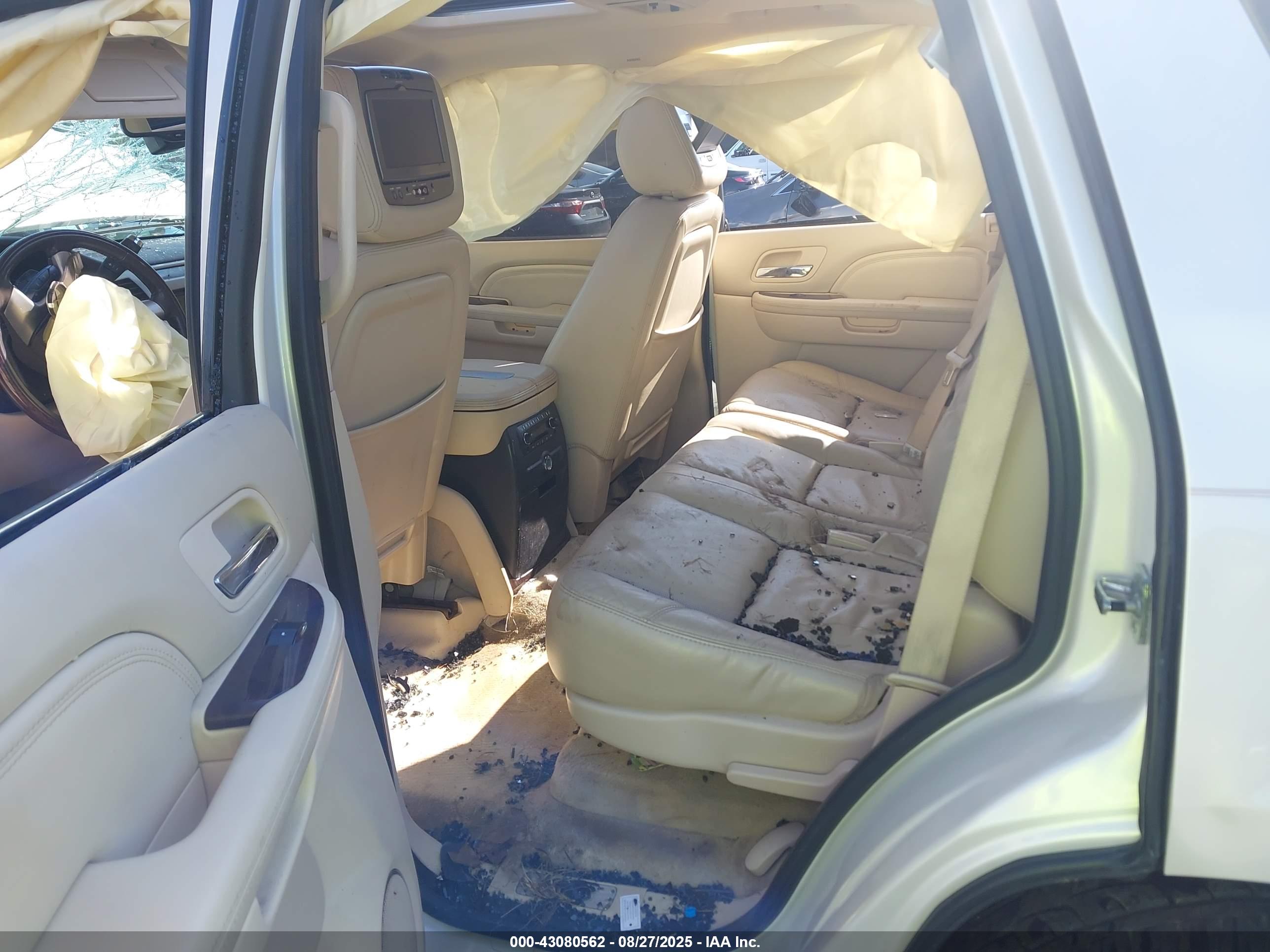 CADILLAC ESCALADE image 8
