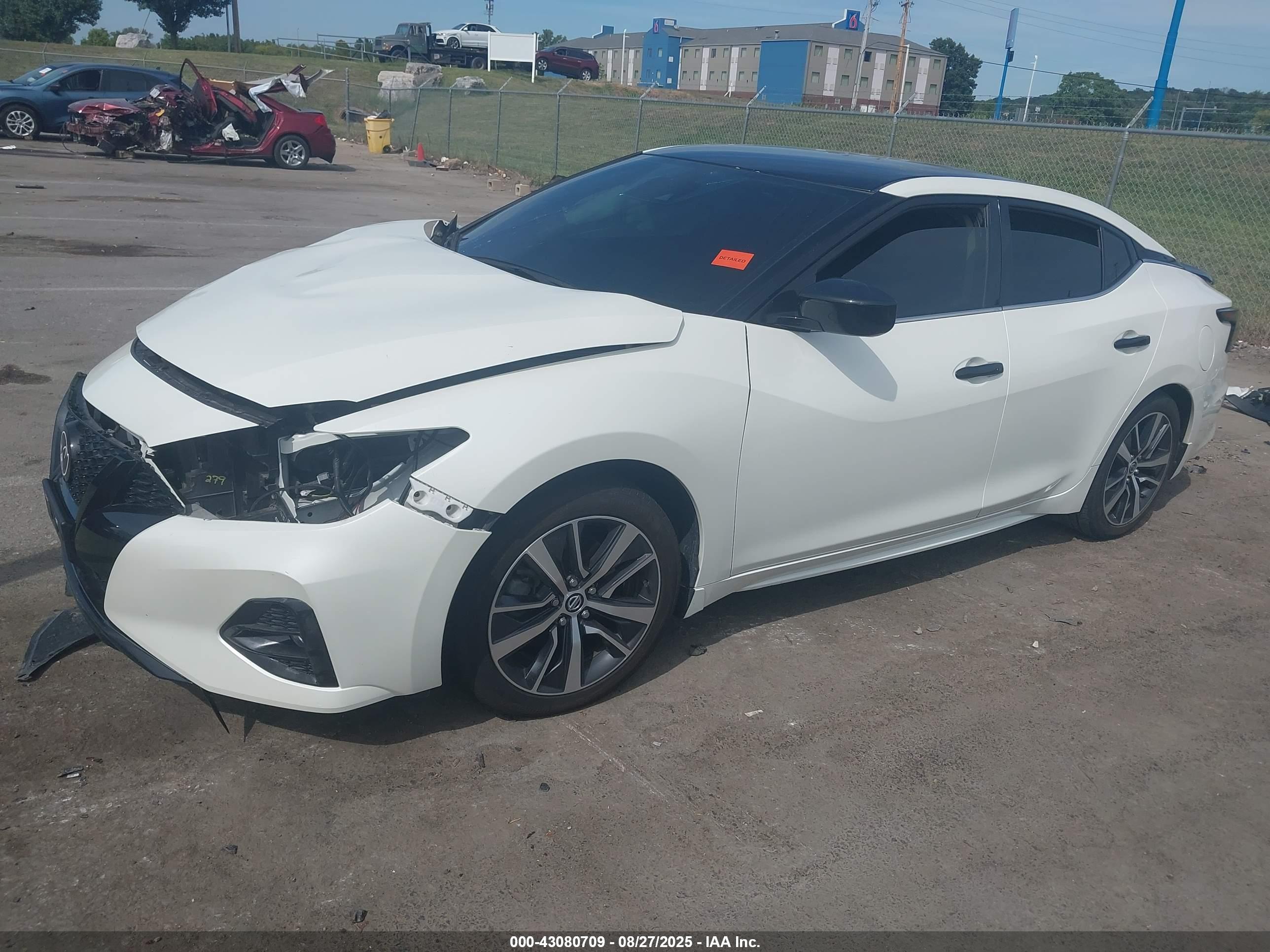 NISSAN MAXIMA image 2