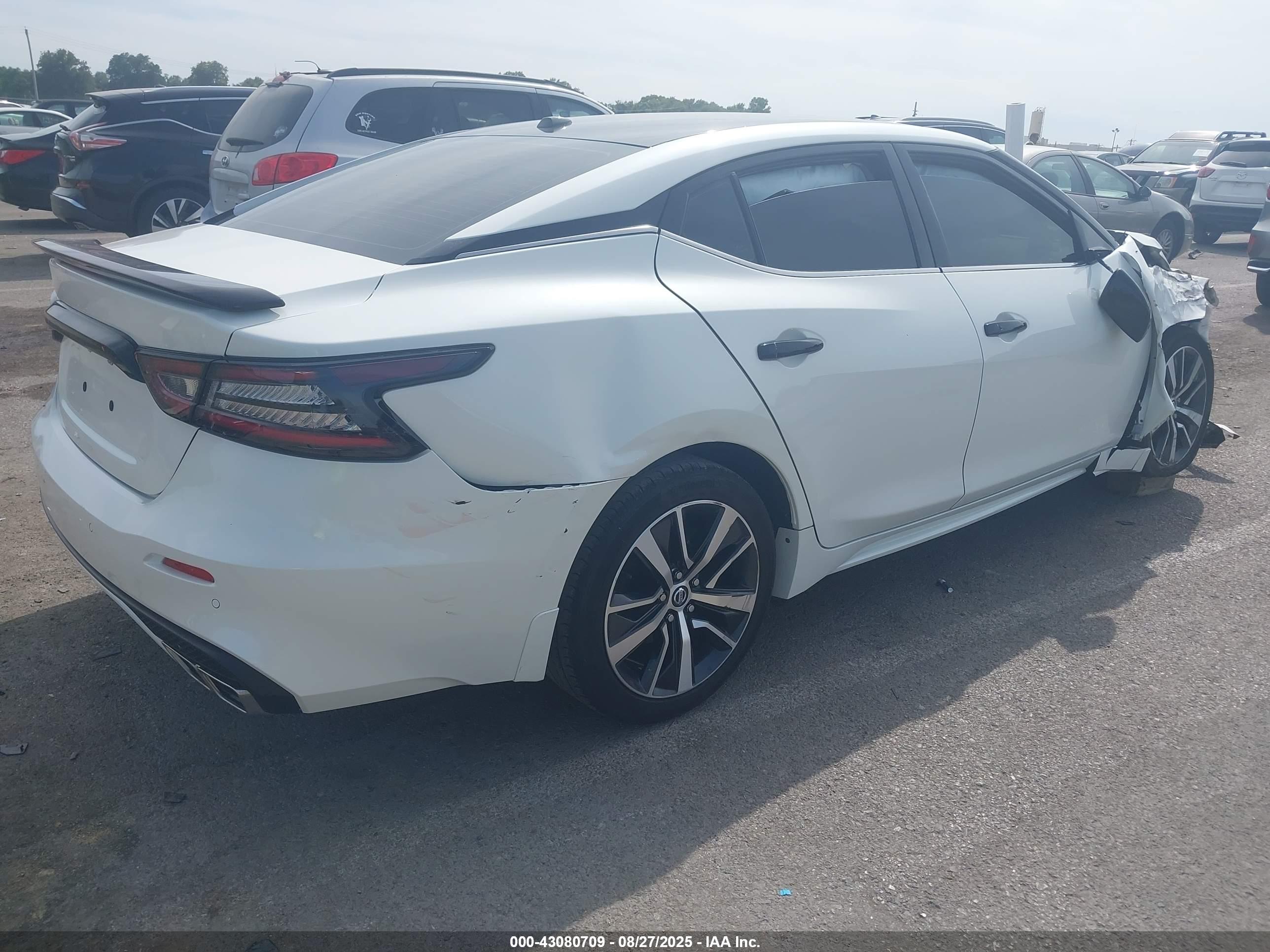 NISSAN MAXIMA image 4