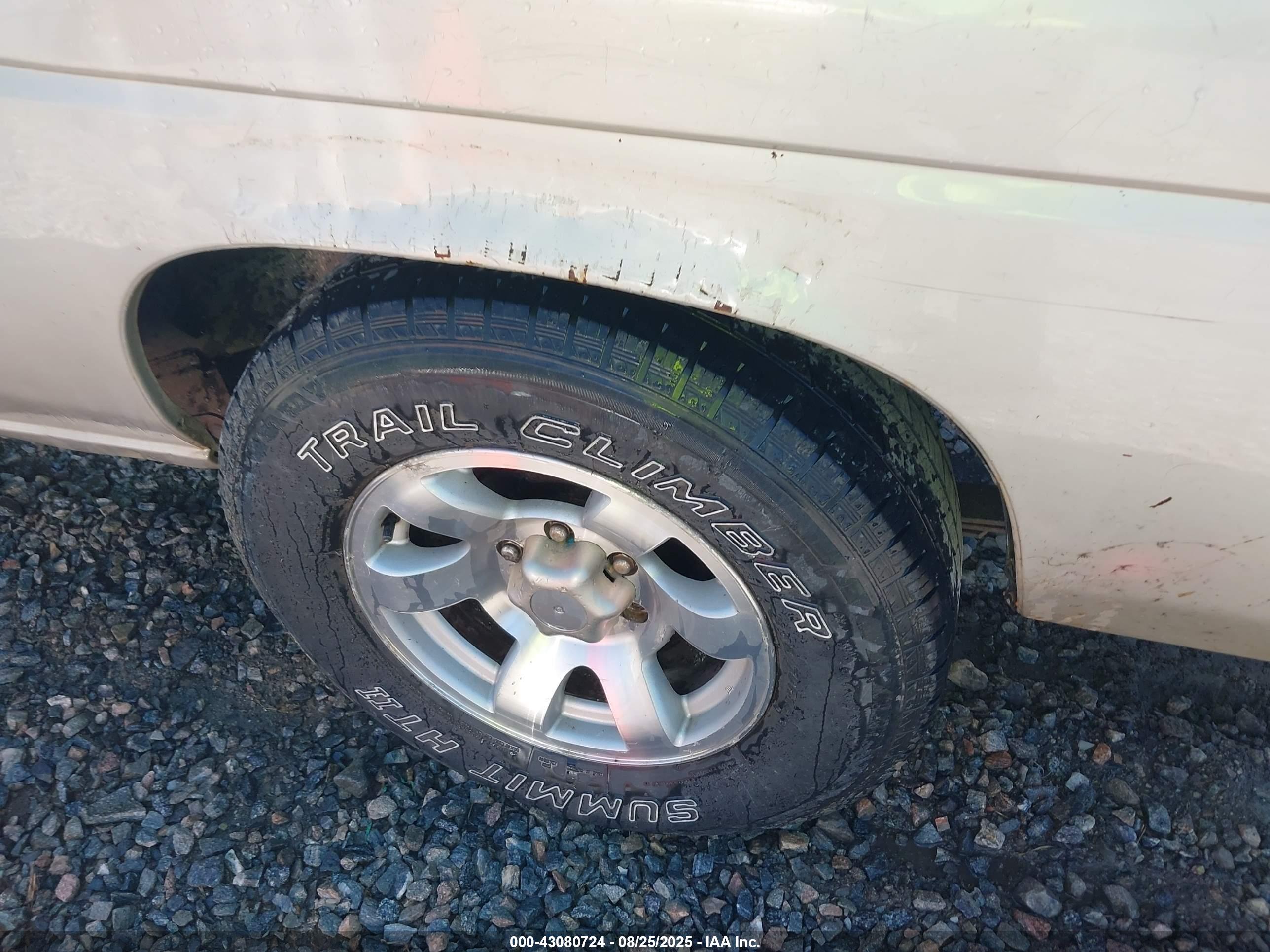 NISSAN 4X2 image 6