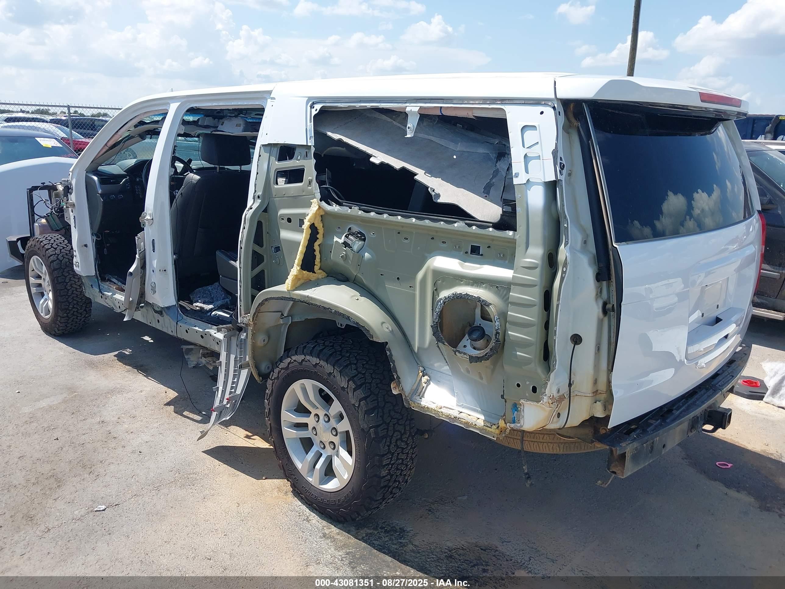 CHEVROLET SUBURBAN image 3
