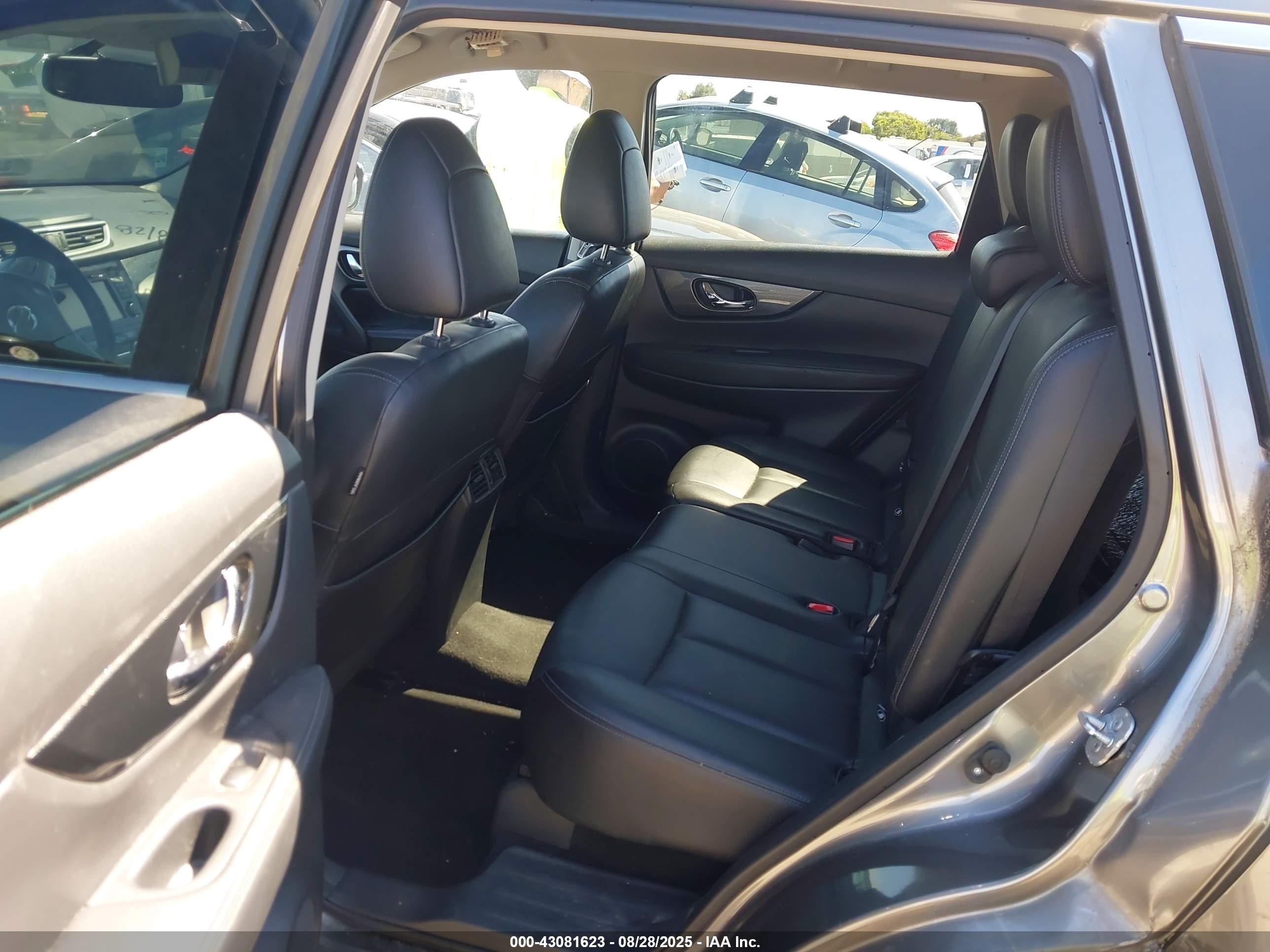 NISSAN ROGUE image 8