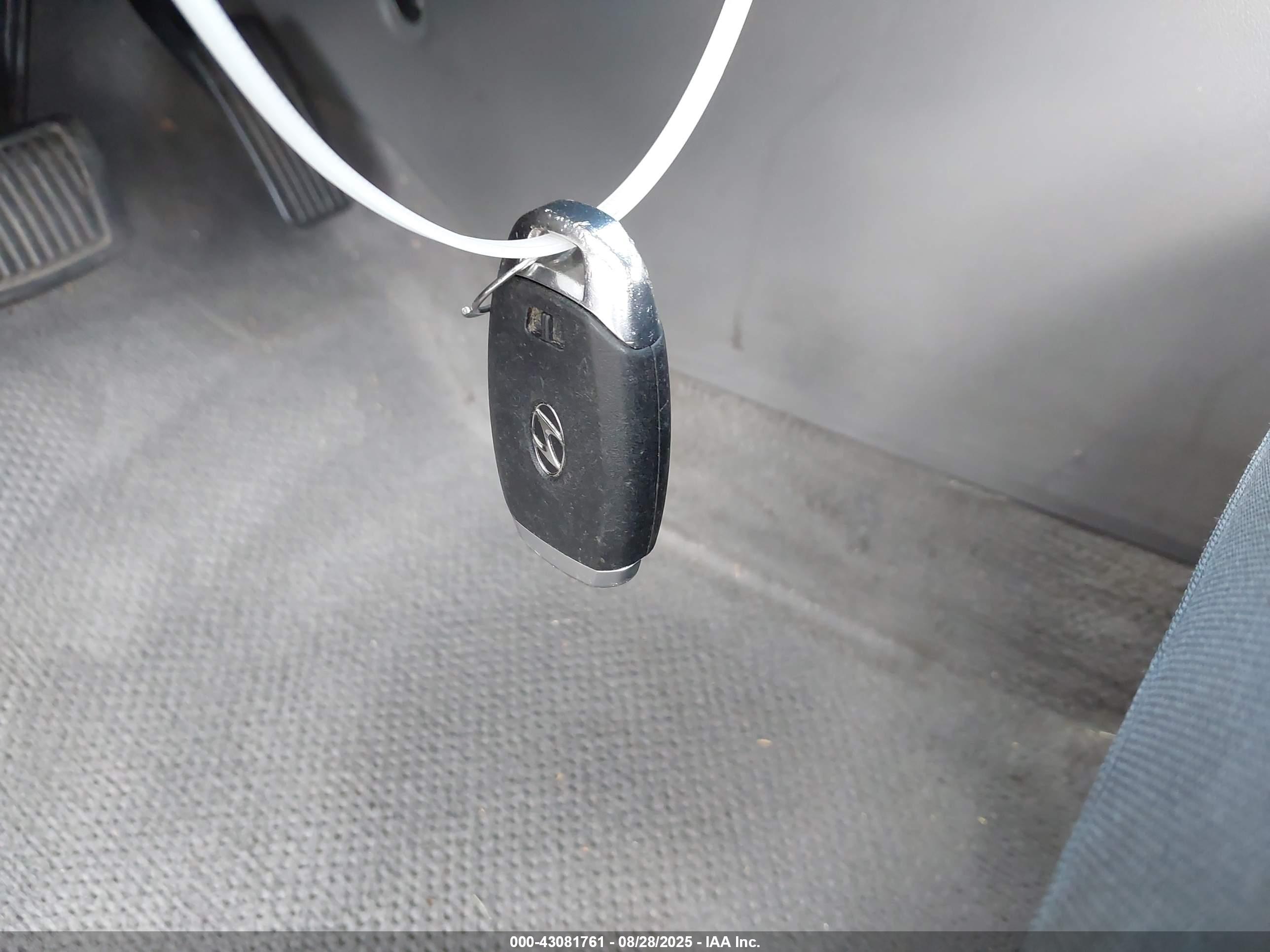 HYUNDAI ELANTRA image 11