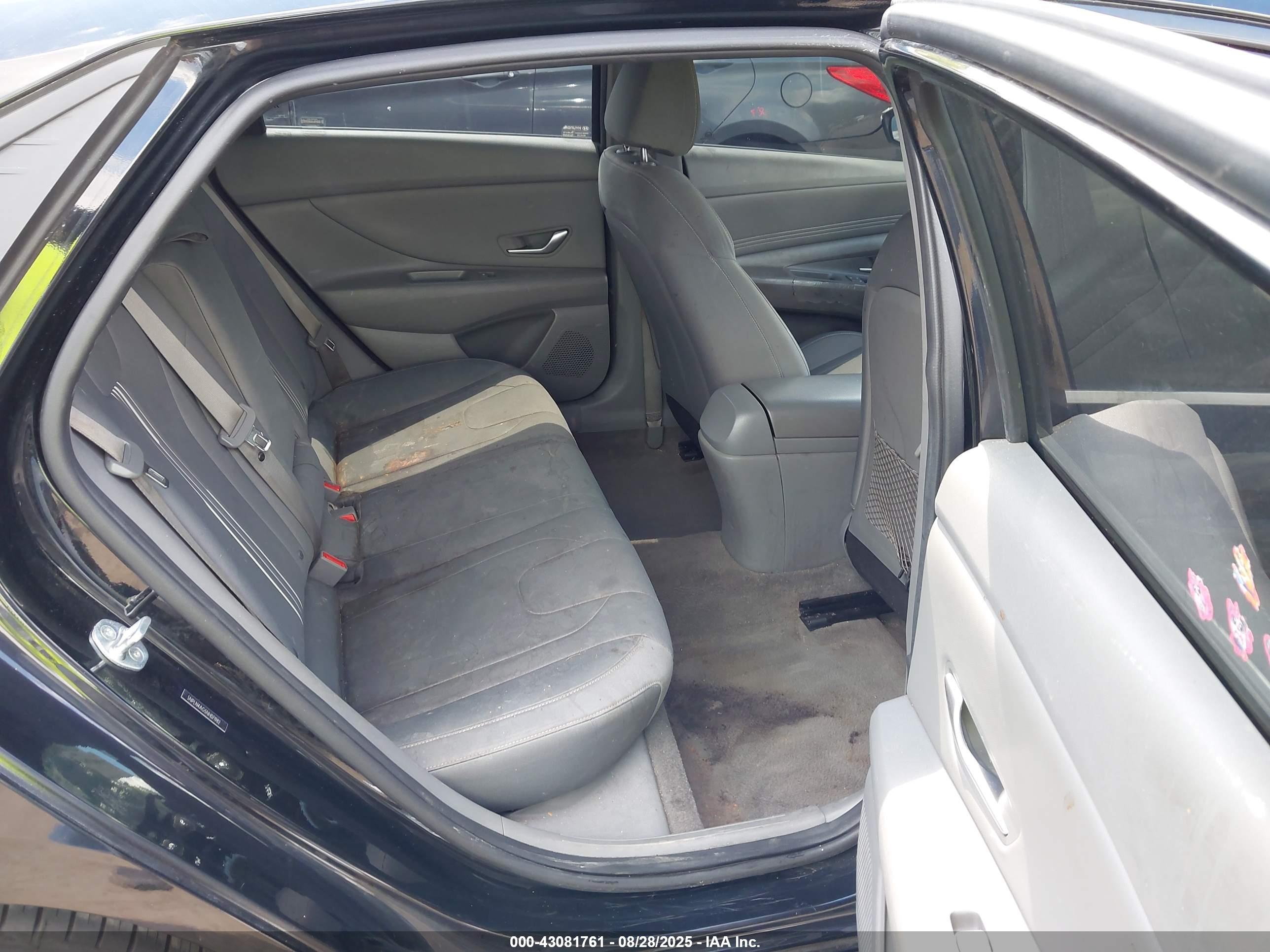 HYUNDAI ELANTRA image 8
