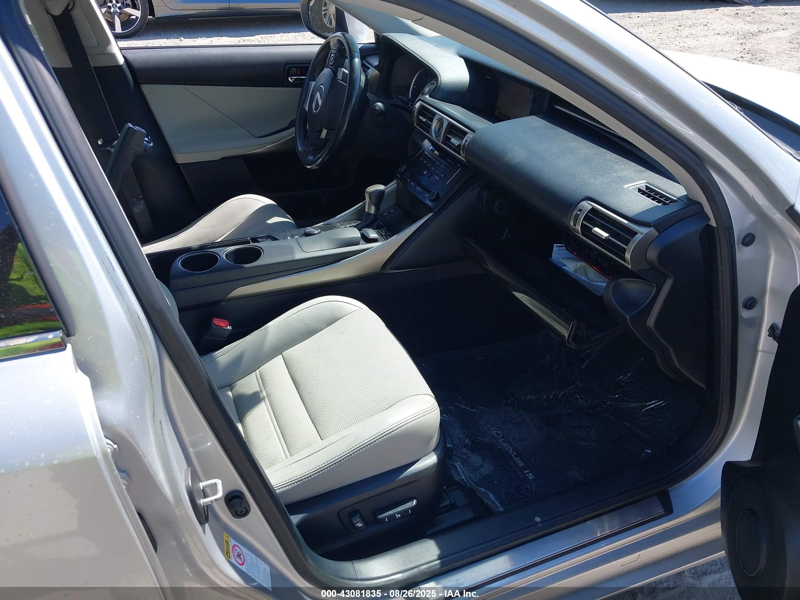 LEXUS IS image 5
