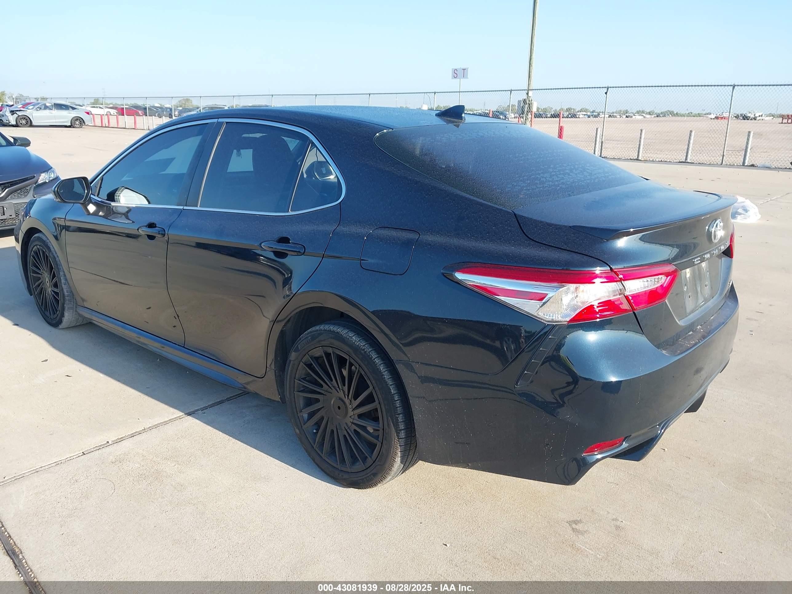 TOYOTA CAMRY image 3