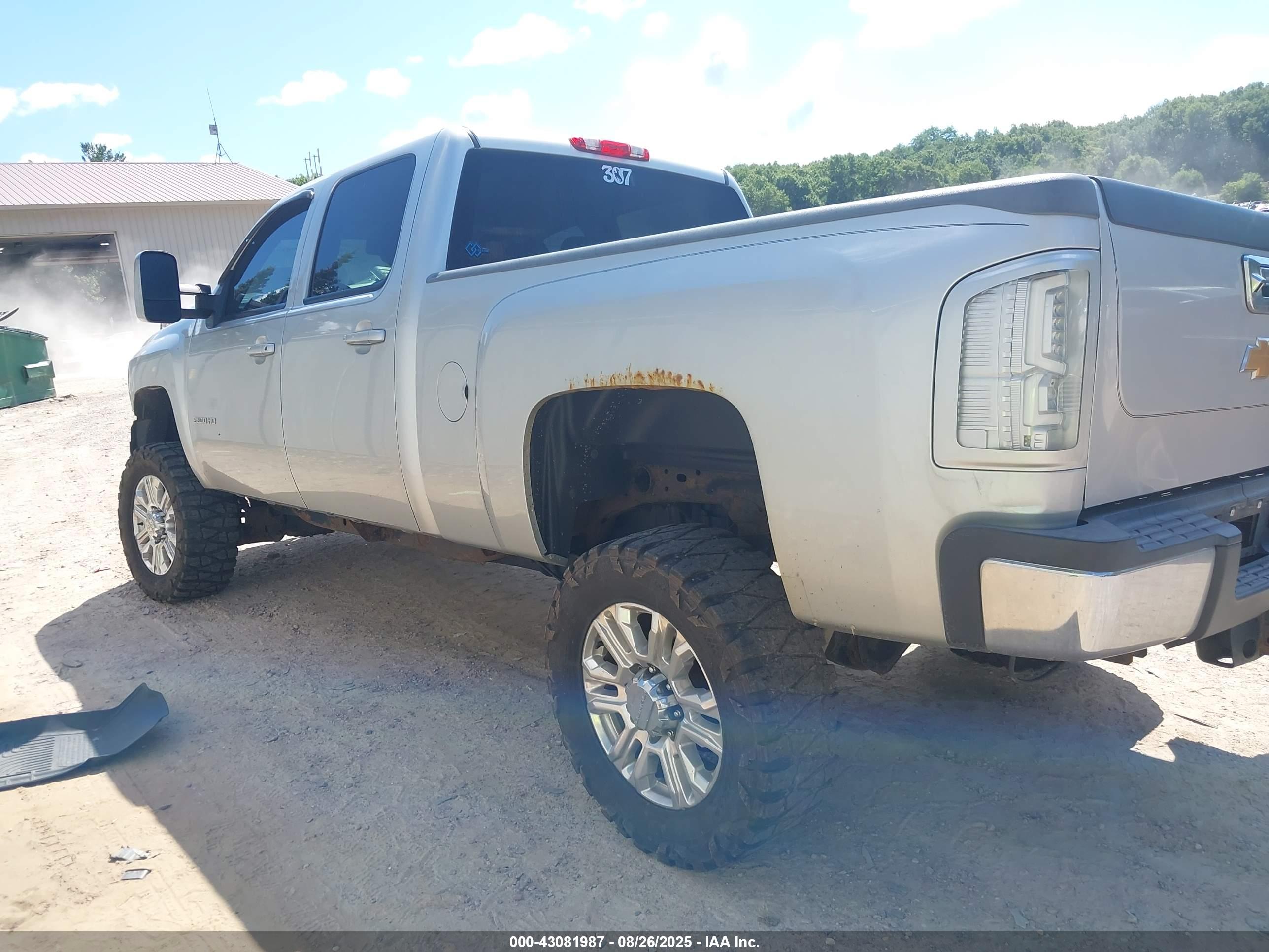 CHEVROLET SILVERADO image 3