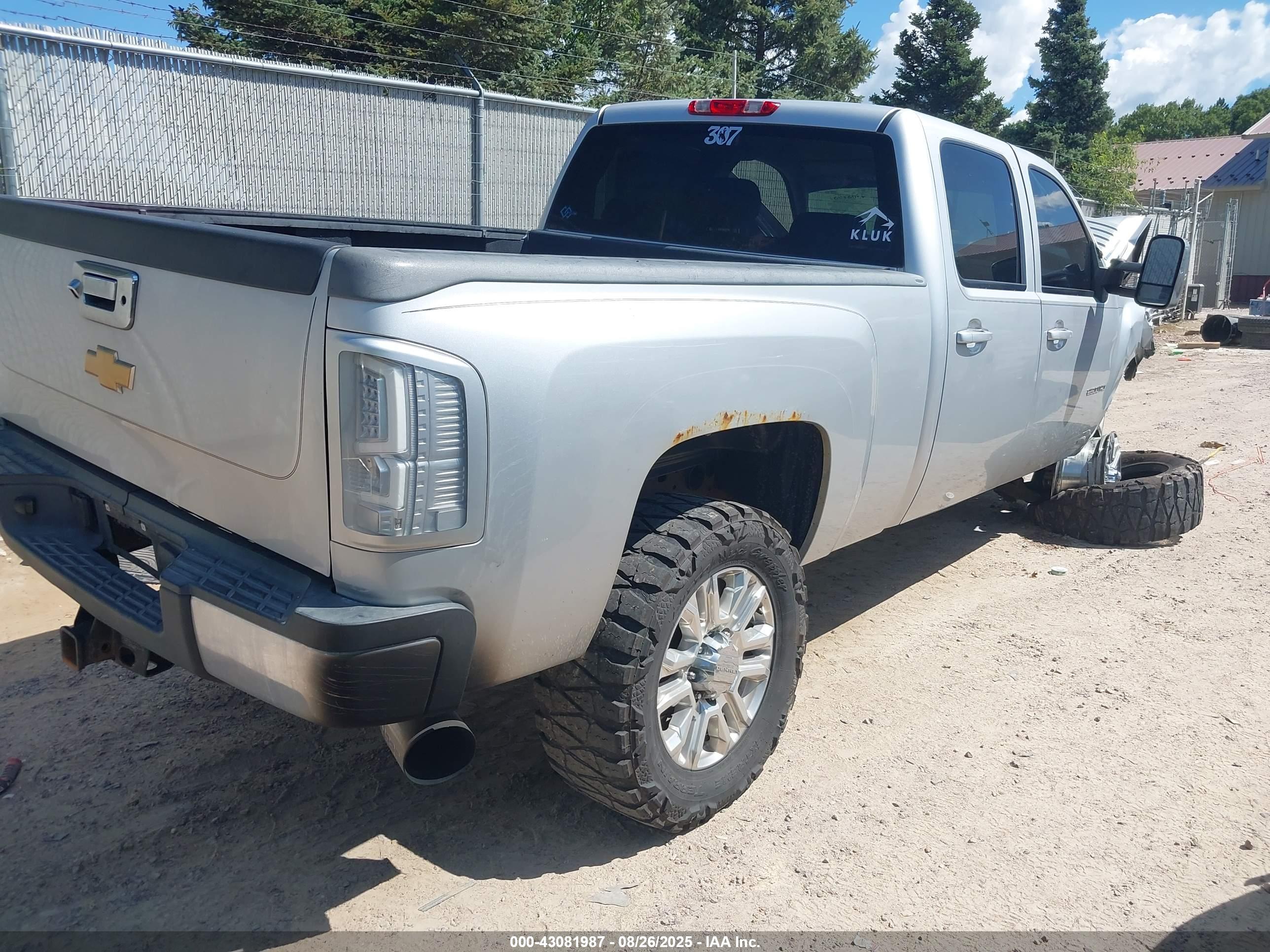 CHEVROLET SILVERADO image 4