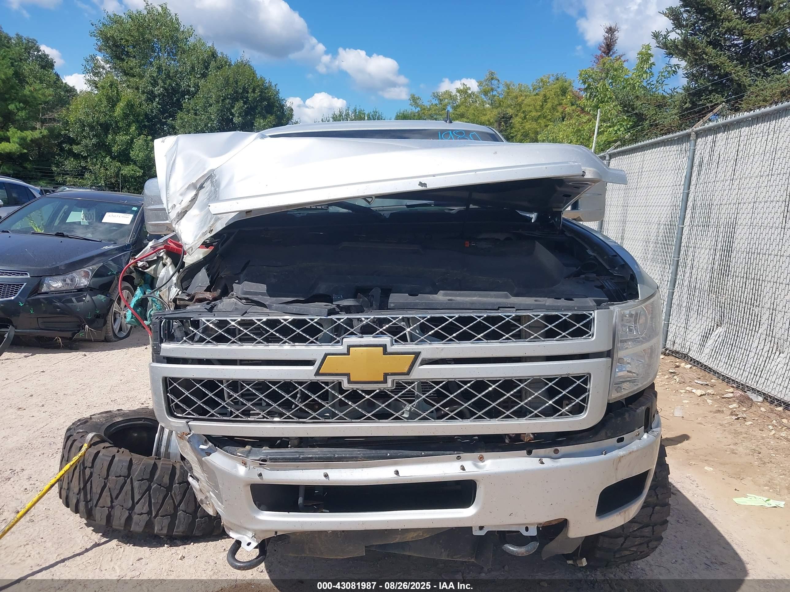 CHEVROLET SILVERADO image 6