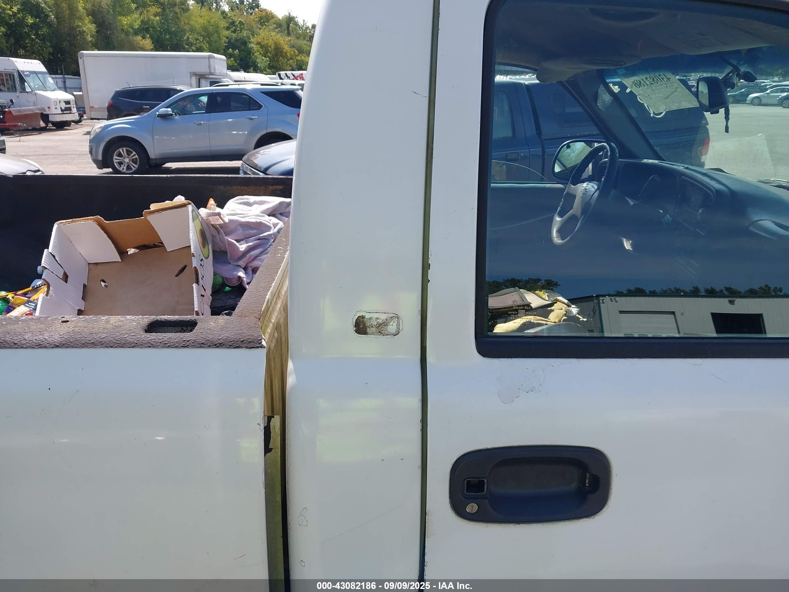 CHEVROLET SILVERADO image 8