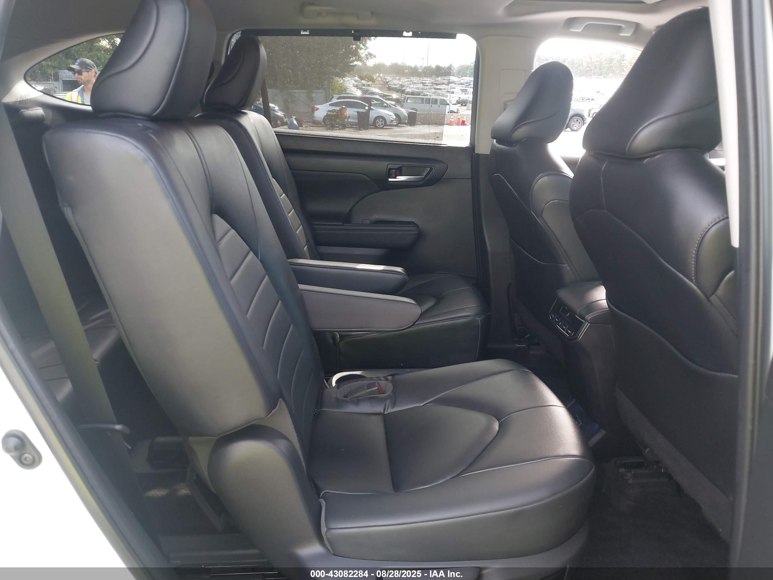 TOYOTA HIGHLANDER image 8