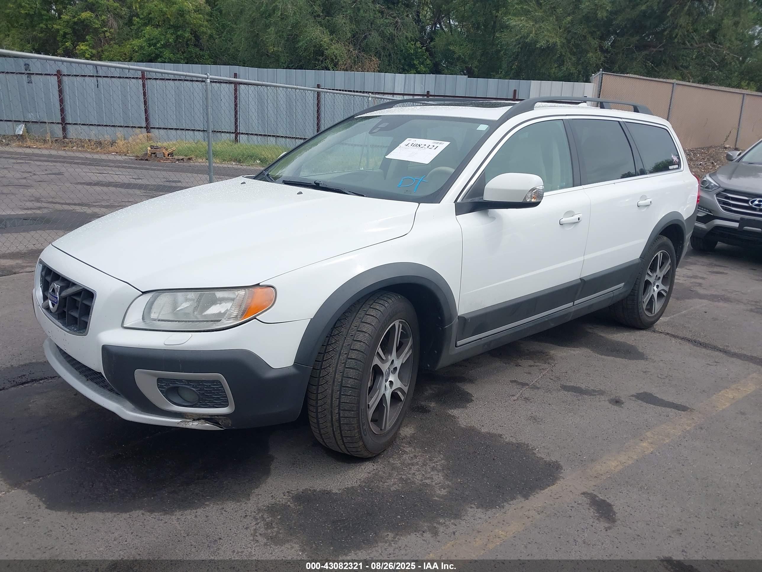 VOLVO XC70 image 2