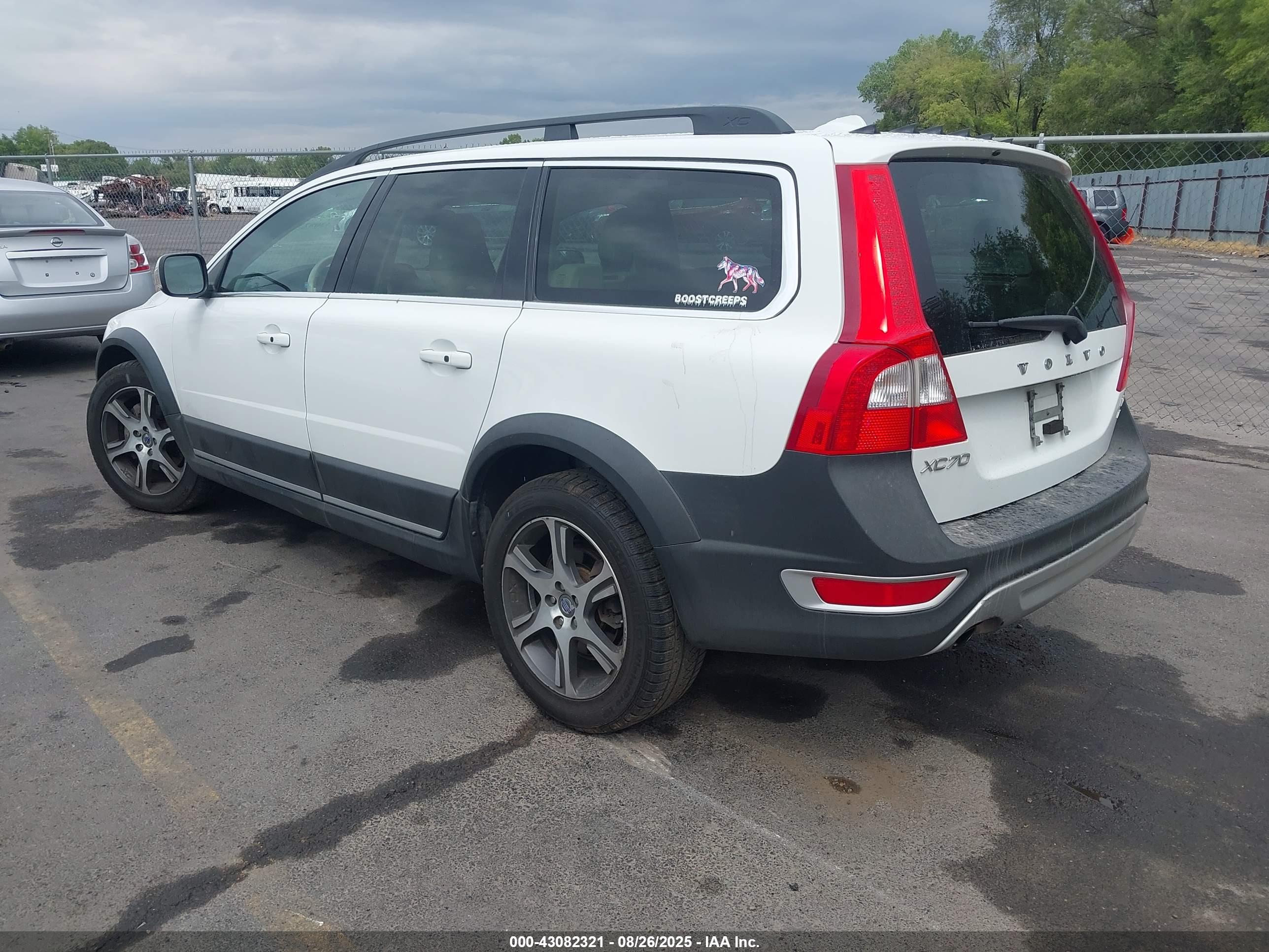 VOLVO XC70 image 3