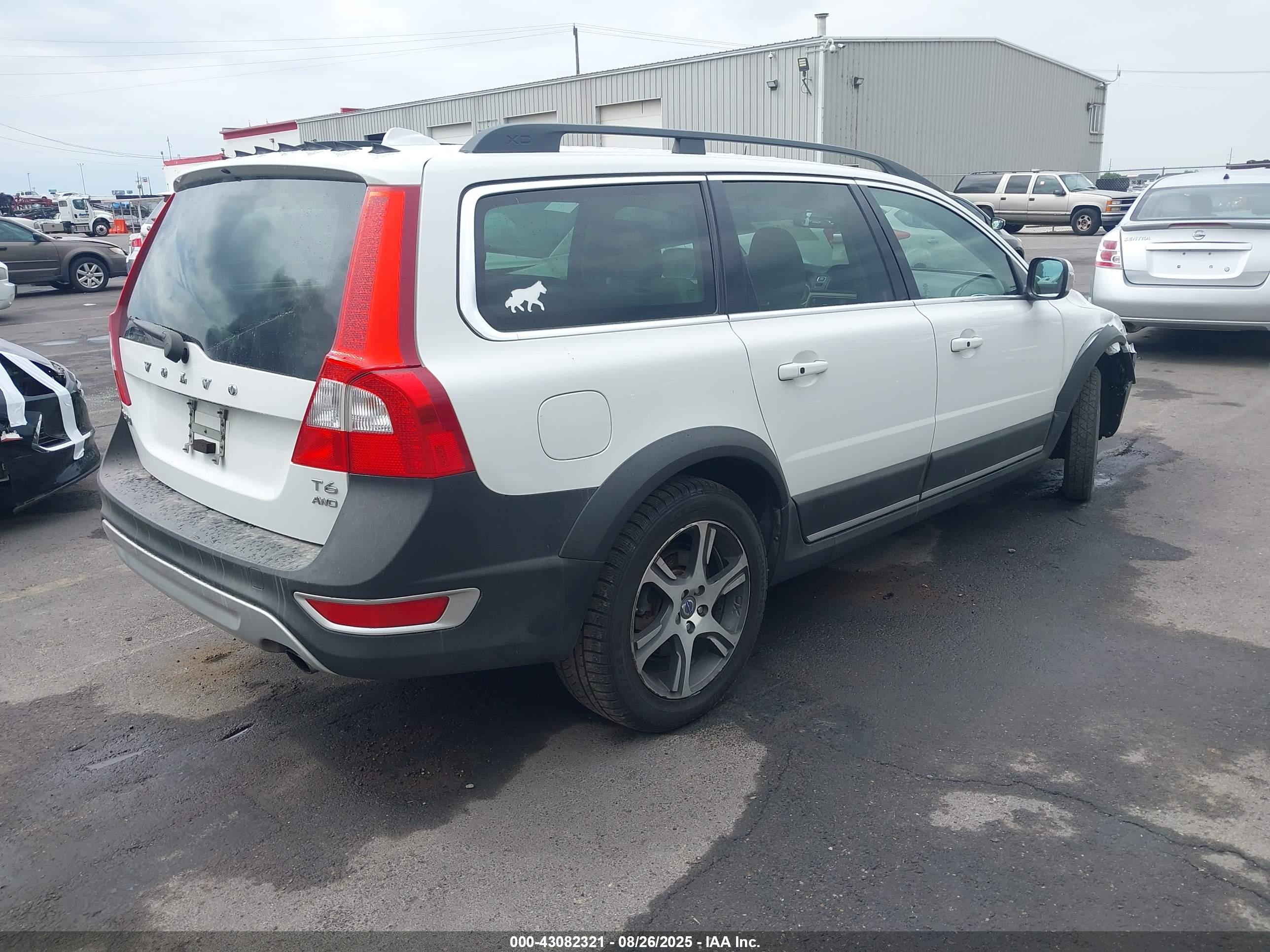 VOLVO XC70 image 4
