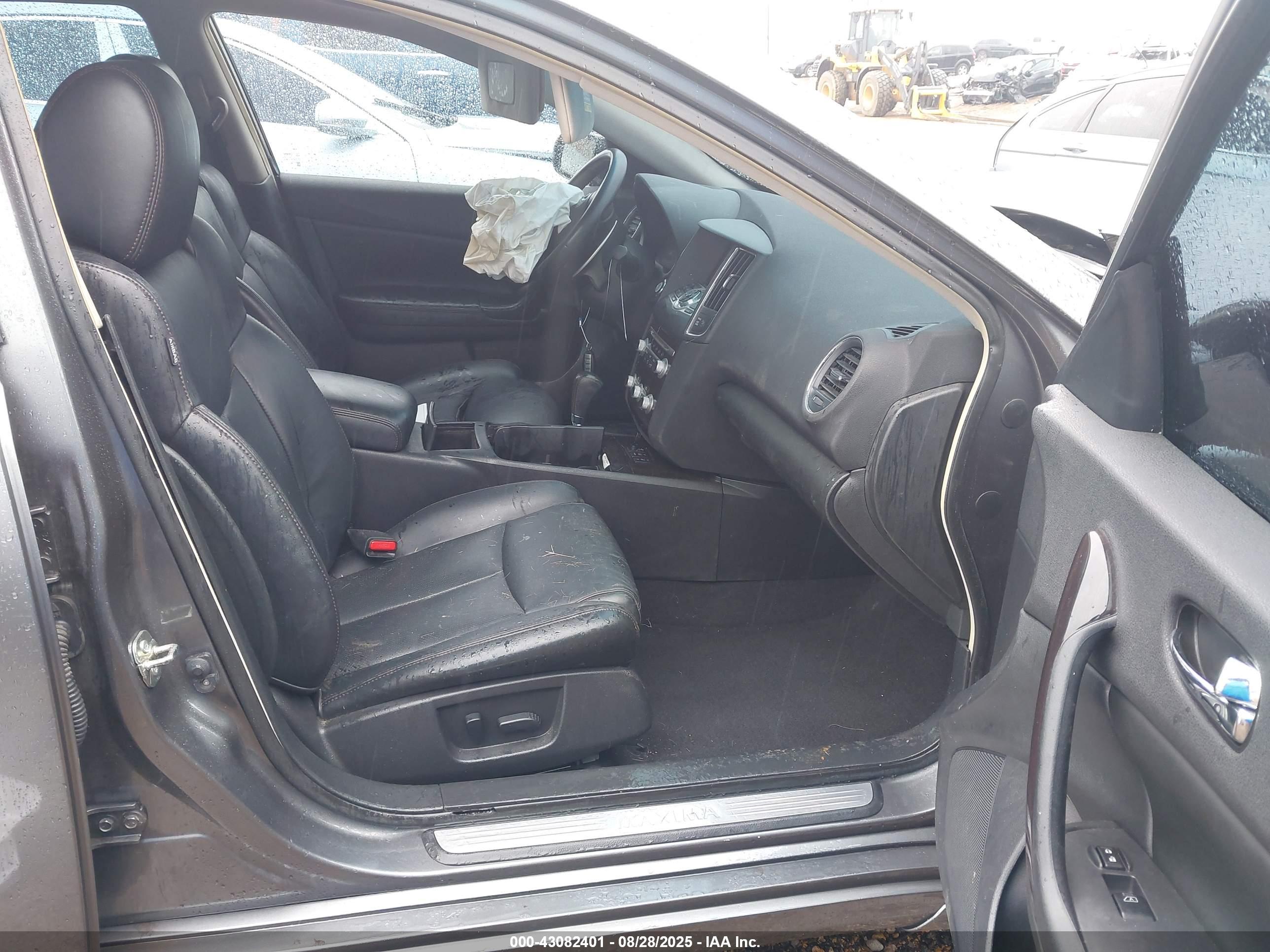 NISSAN MAXIMA image 5