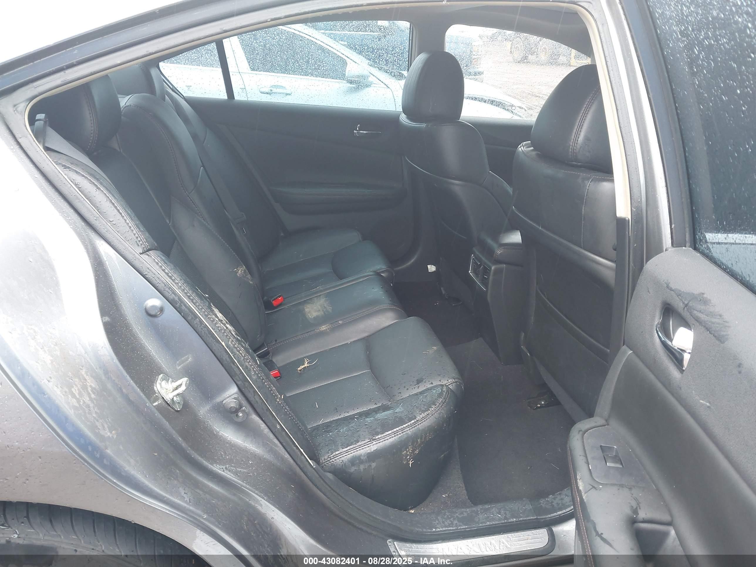 NISSAN MAXIMA image 8