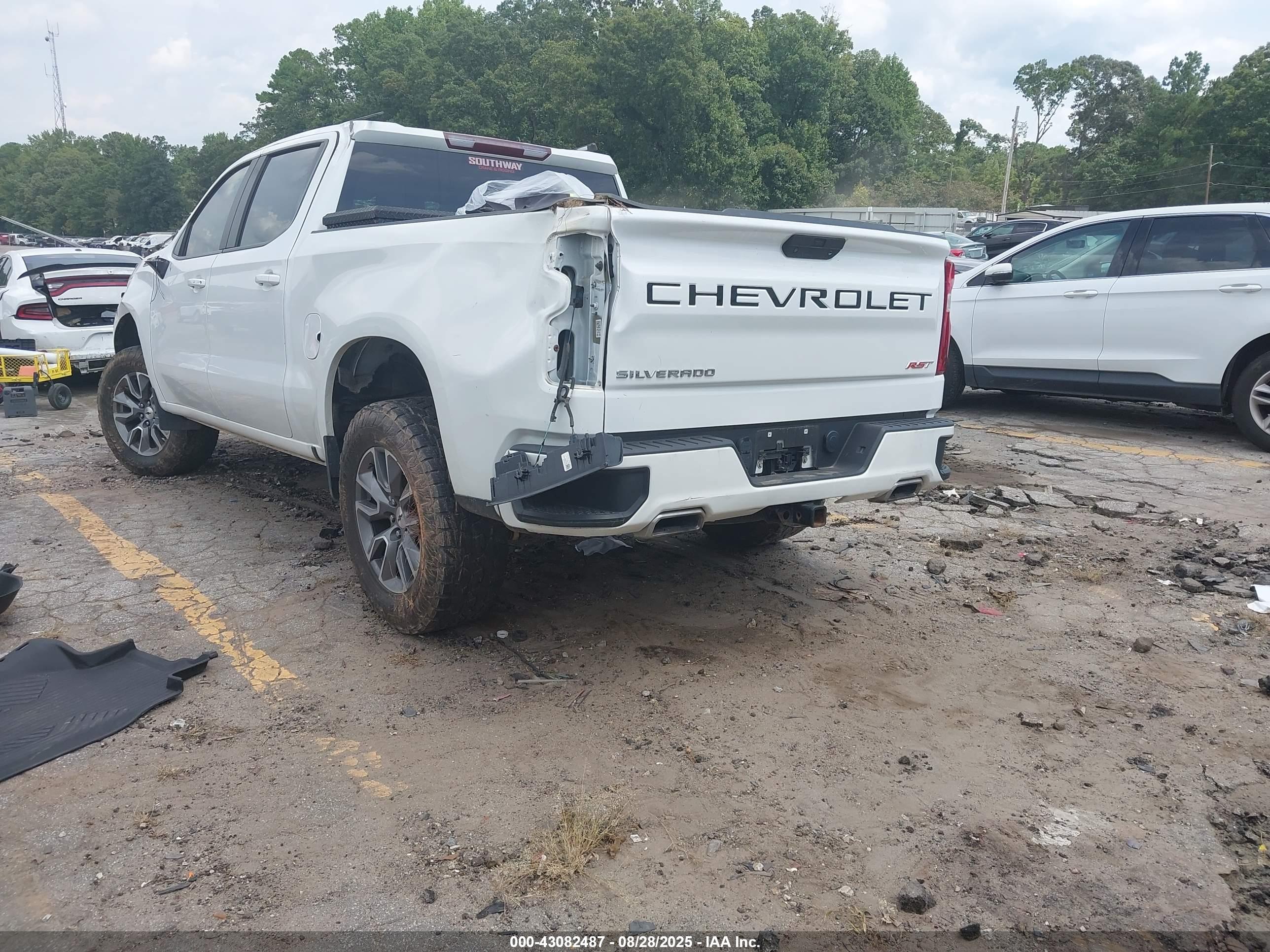 CHEVROLET SILVERADO image 3