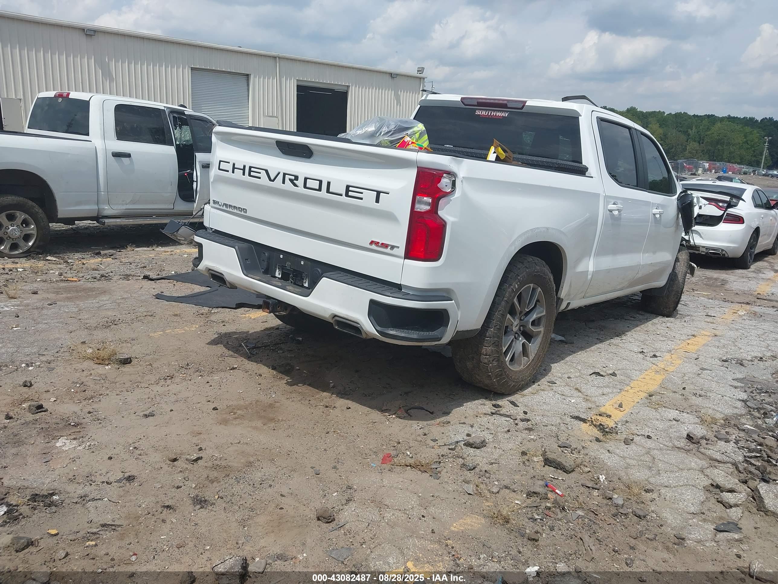 CHEVROLET SILVERADO image 4