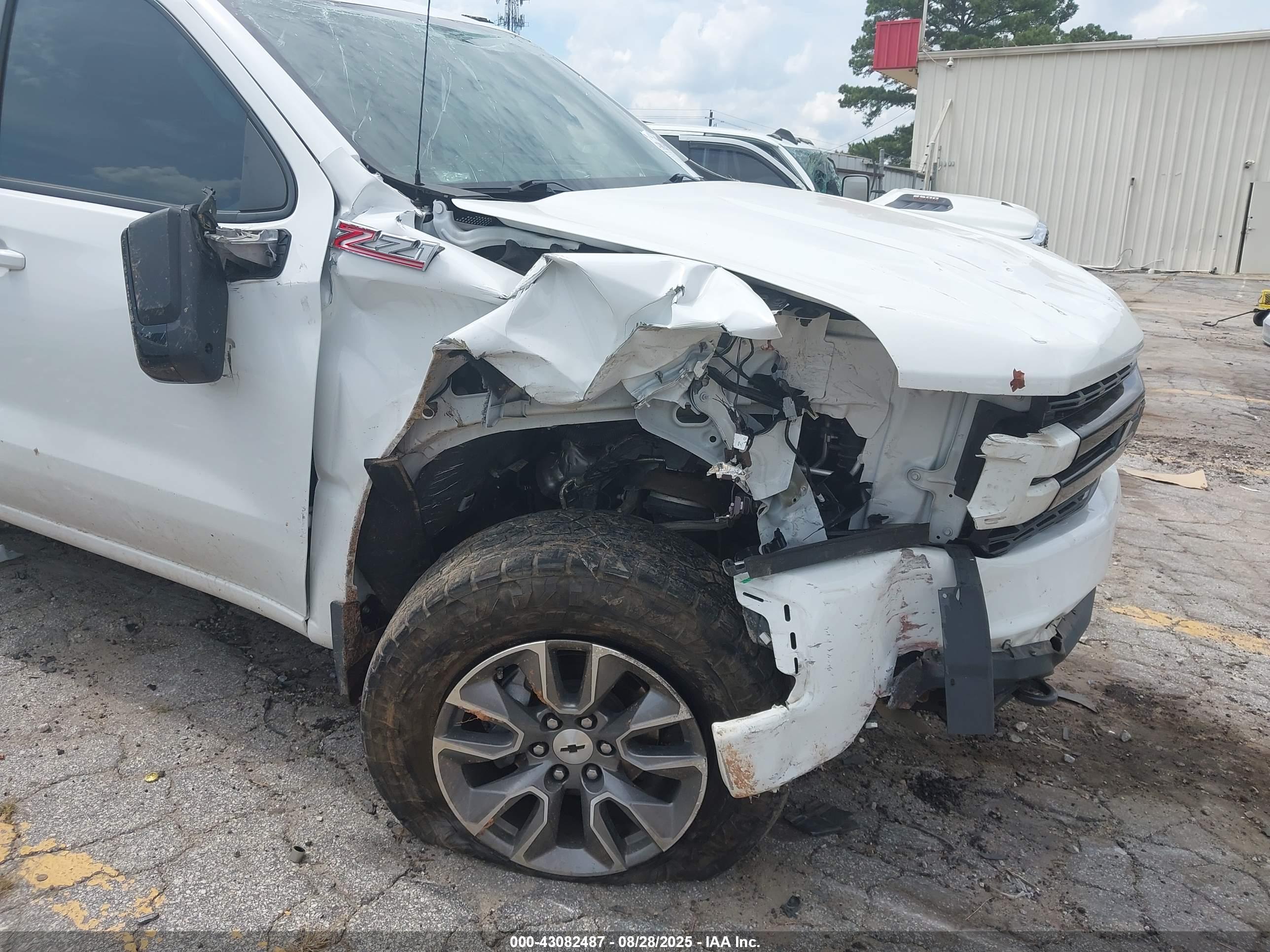 CHEVROLET SILVERADO image 6