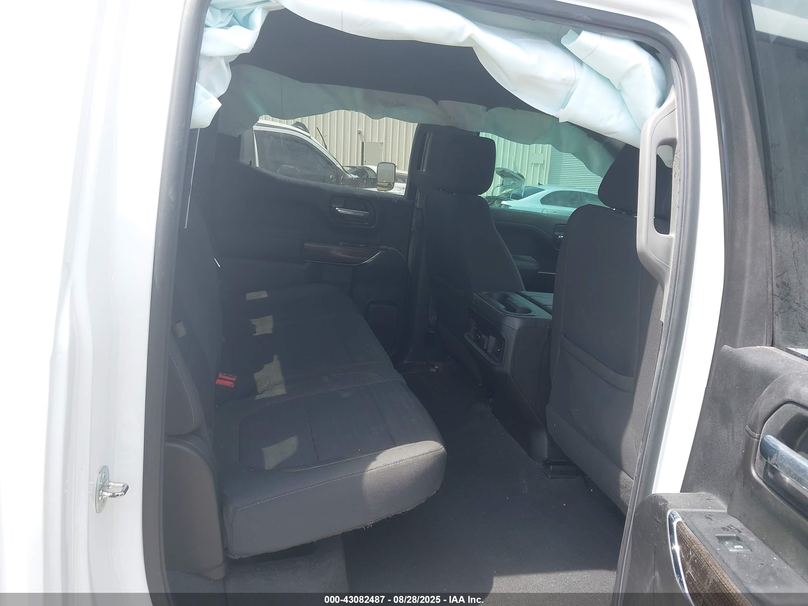 CHEVROLET SILVERADO image 8