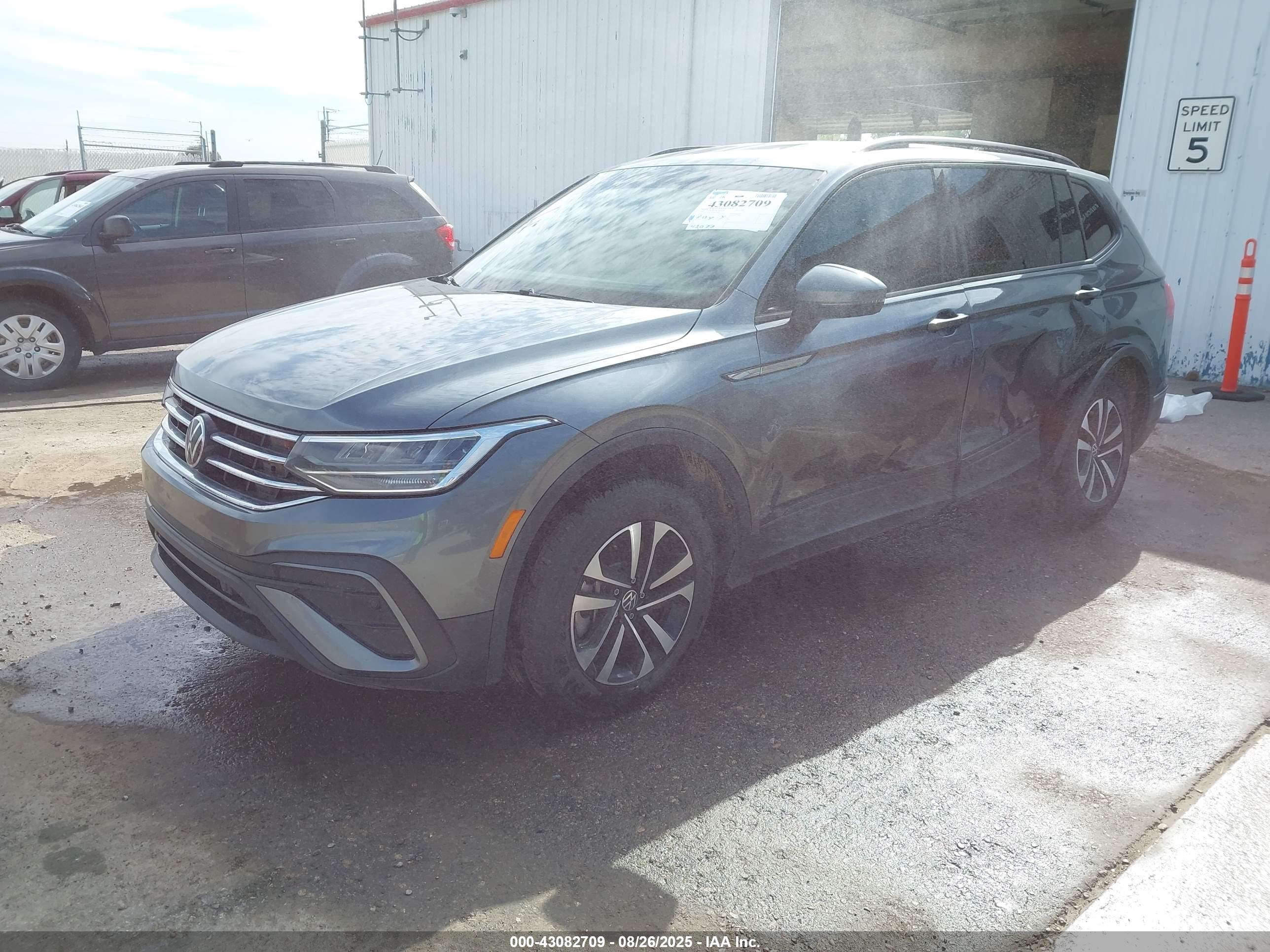 VOLKSWAGEN TIGUAN image 2