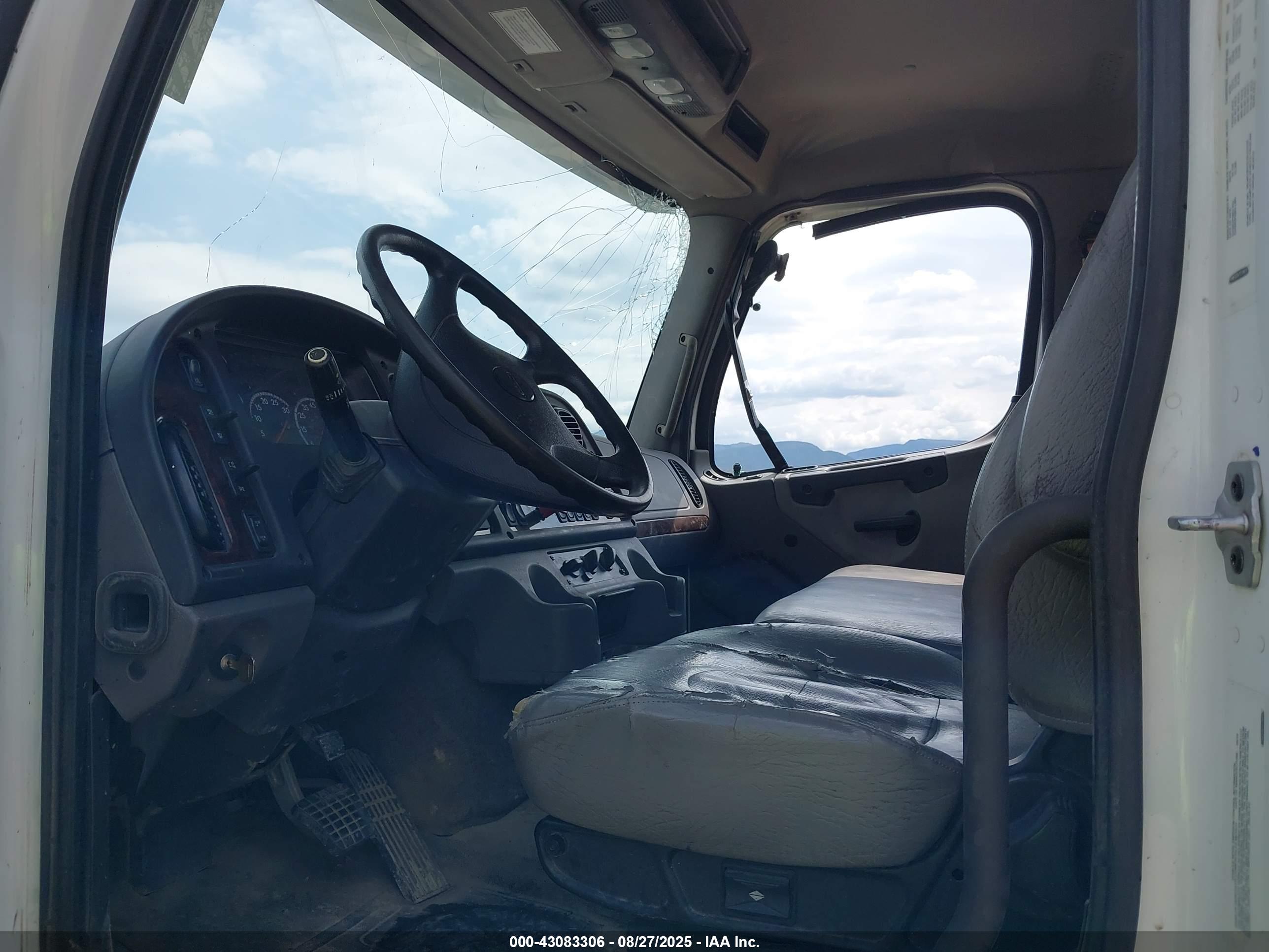 FREIGHTLINER 114SD image 8