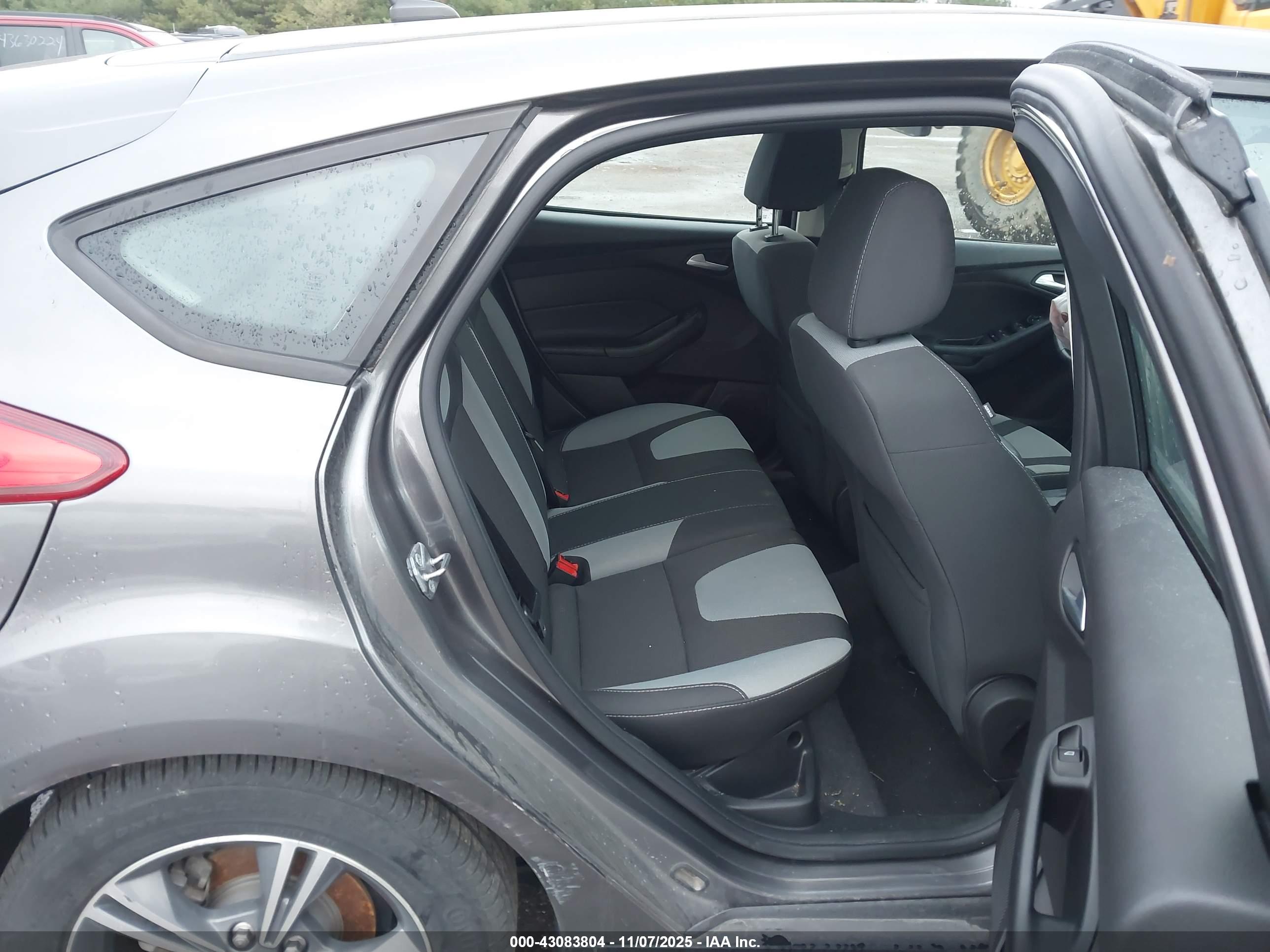 FORD FOCUS image 8
