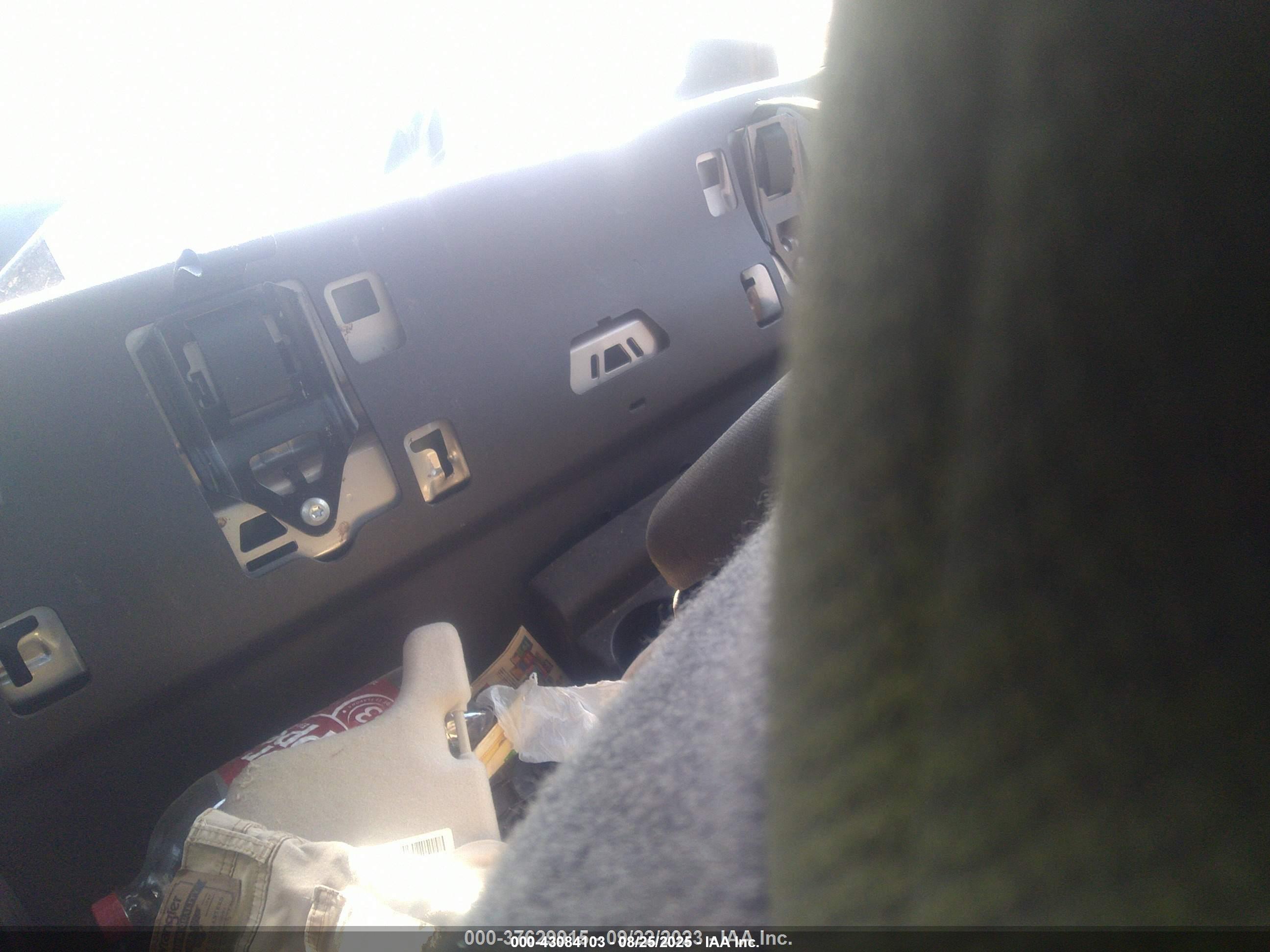 CHEVROLET COLORADO image 8