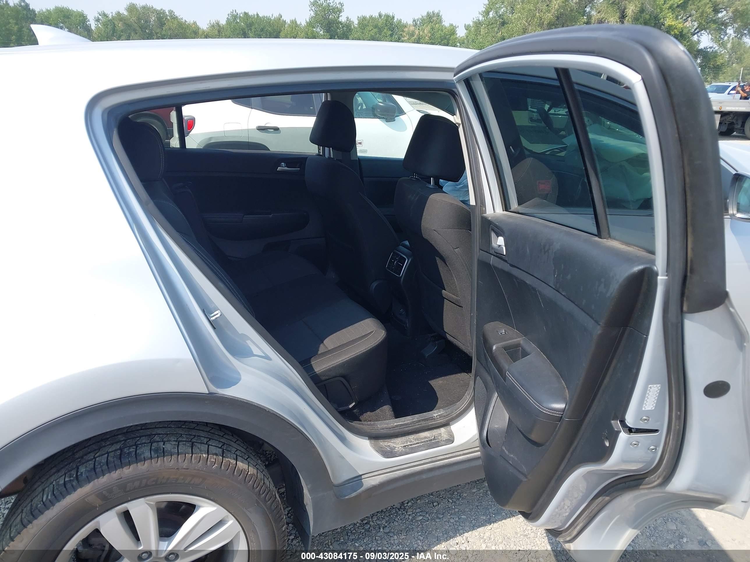 KIA SPORTAGE image 8