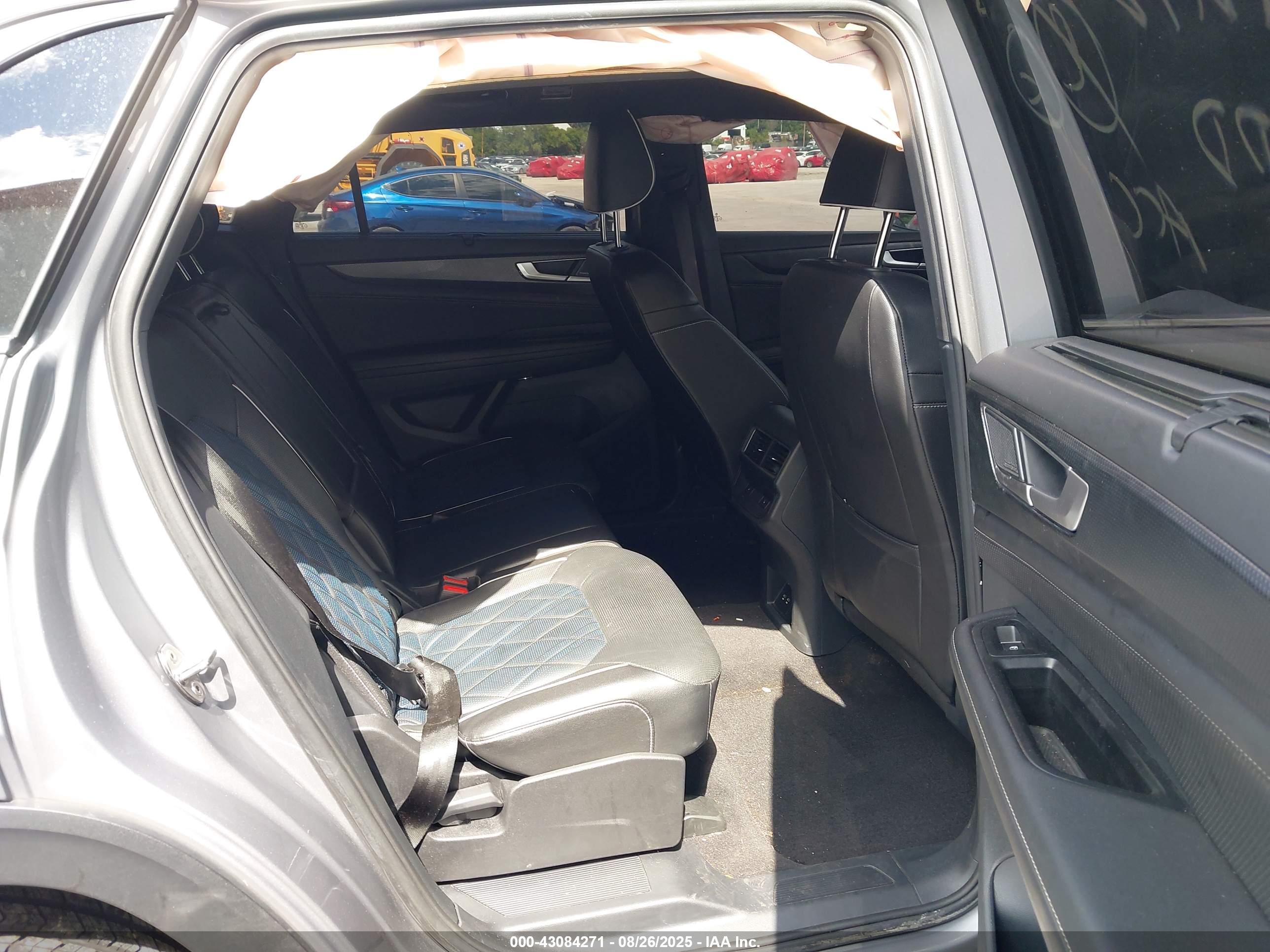VOLKSWAGEN ATLAS image 8